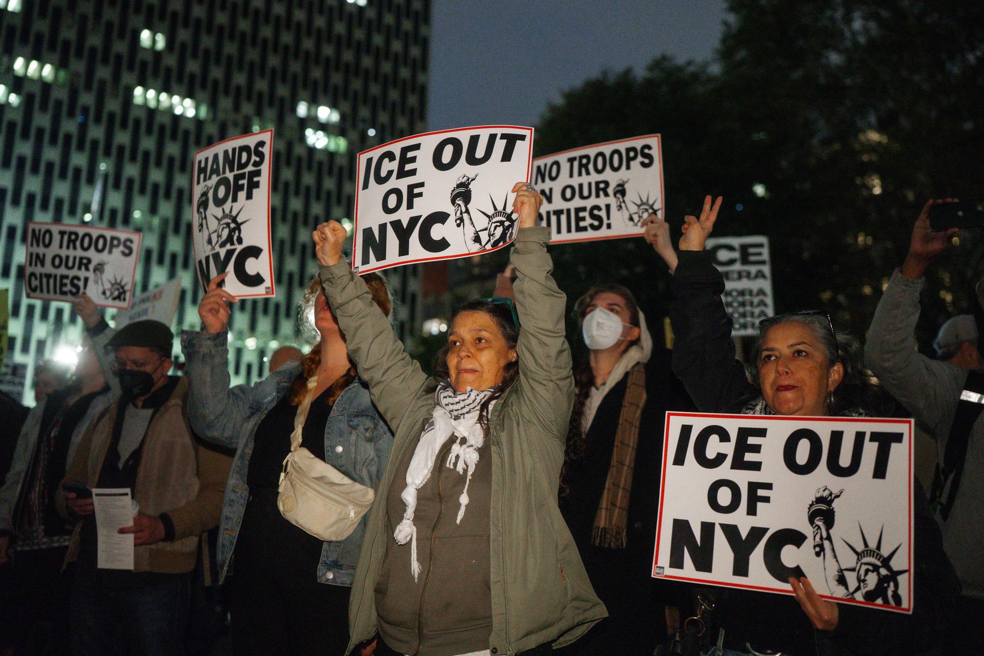NEW YORK (United States), 23/10/2025.- People protest the presence of United States Immigration and Customs Enforcement (ICE) and other federal officers conducting detainments at Foley Square in New York, New York, USA, 22 October 2025 (issued 23 October 2025). Officers were seen conducting raids on Canal Street in New York, on 21 October. (Protestas, Estados Unidos, Nueva York) EFE/EPA/OLGA FEDOROVA

