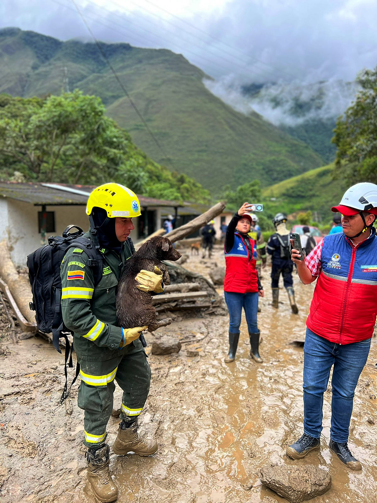 AME3917. QUETAME (COLOMBIA), 18/07/2023.- Fotografía cedida por la Policía Nacional de Colombia que muestra a miembros de organismos de rescate en la zona donde ocurrió una avalancha en Quetame, Cundinamarca (Colombia). Al menos seis personas muertas, seis heridos y varios desaparecidos dejó una avalancha de barro y agua ocurrida en la localidad de Quetame, en el departamento colombiano de Cundinamarca, situado en el centro del país, tras las fuertes lluvias del lunes, informaron este martes fuentes oficiales.EFE/ Policía De Colombia / SOLO USO EDITORIAL/ SOLO DISPONIBLE PARA ILUSTRAR LA NOTICIA QUE ACOMPAÑA (CRÉDITO OBLIGATORIO) MÁXIMA CALIDAD DISPONIBLE