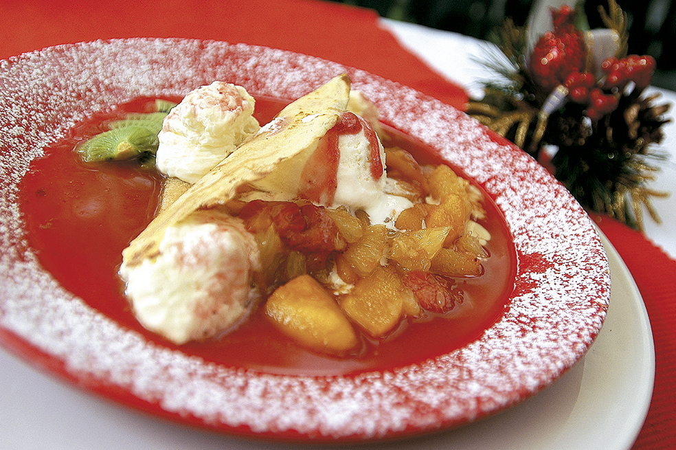 Crepe relleno de frutas flambeadas con helado de vainilla