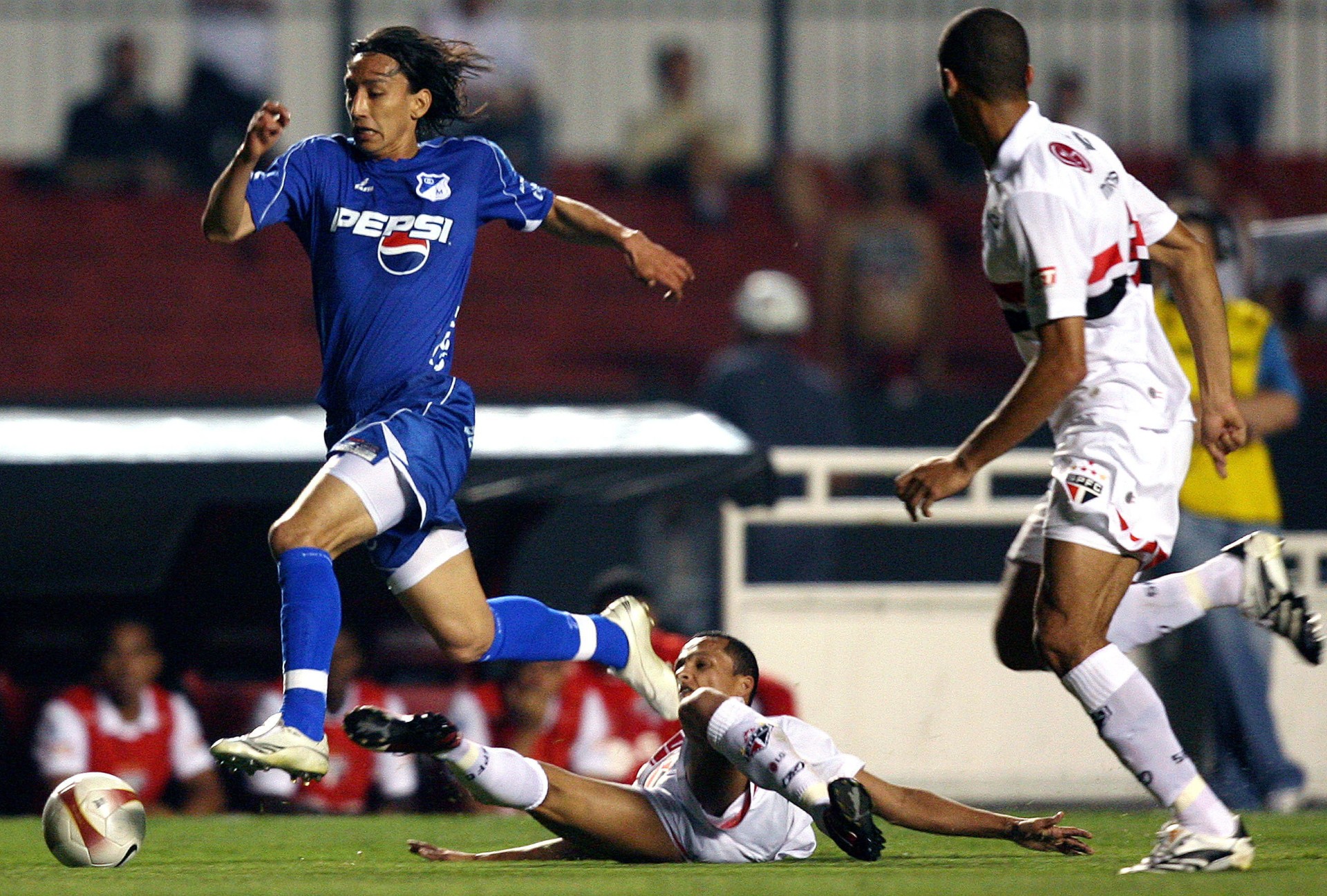 Rafael Robayo de Millonarios contra São Paulo en la Copa Sudamericana 2007.
