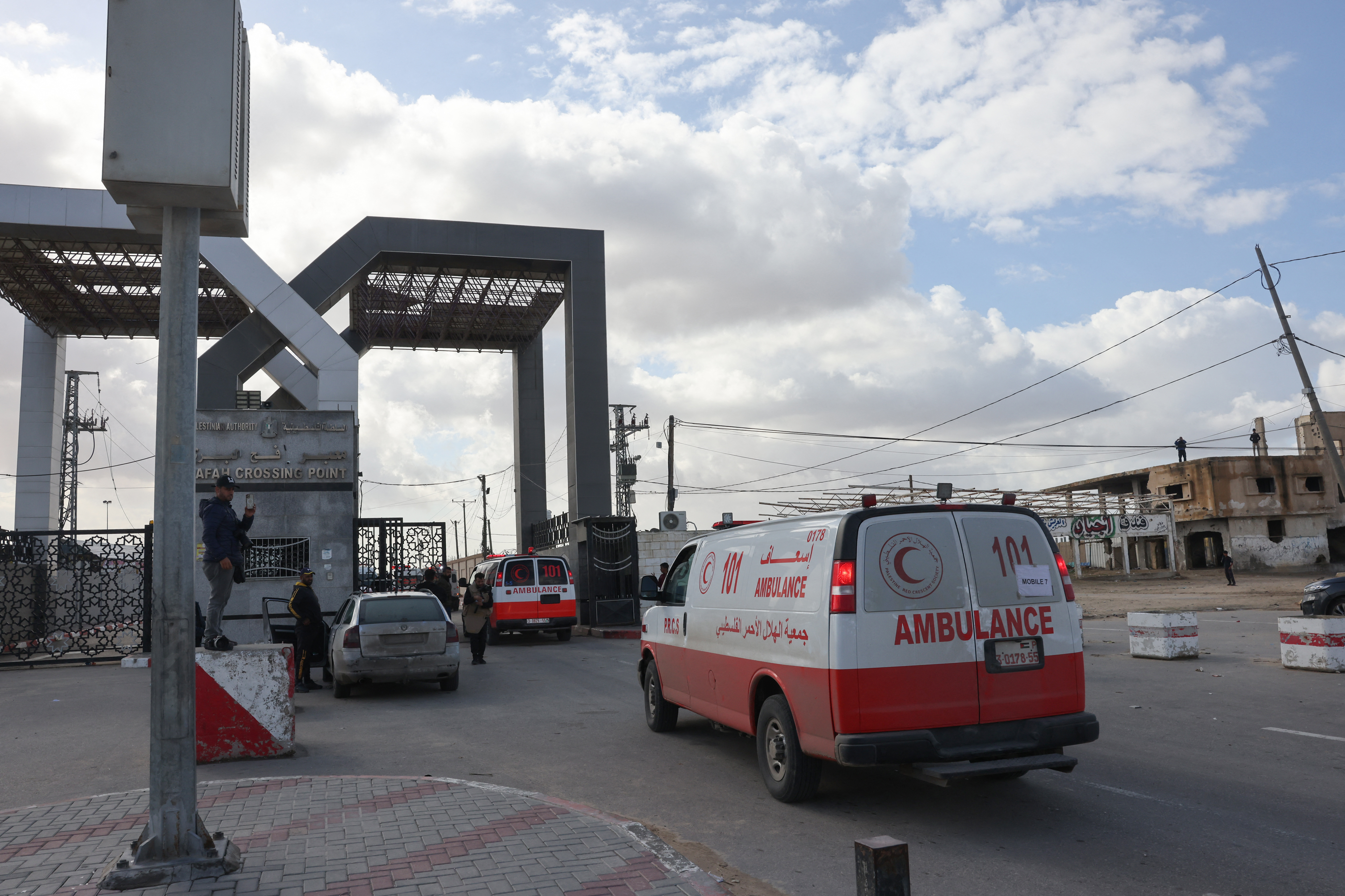 Hamás dice que al menos 12 personas murieron en bombardeo contra hospital en Gaza