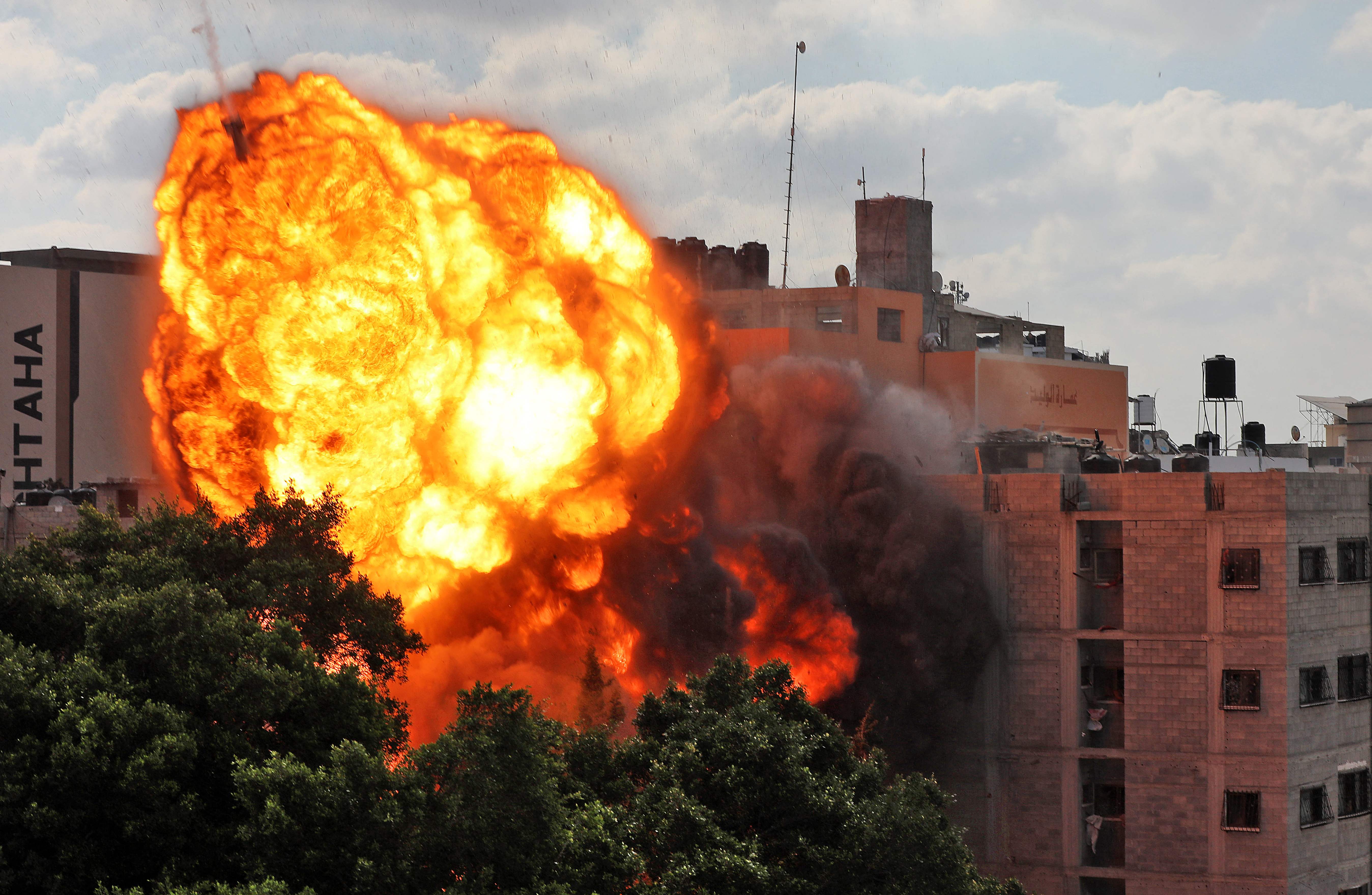 Israel intensifica bombardeos en Gaza y aumentan disturbios en las ciudades