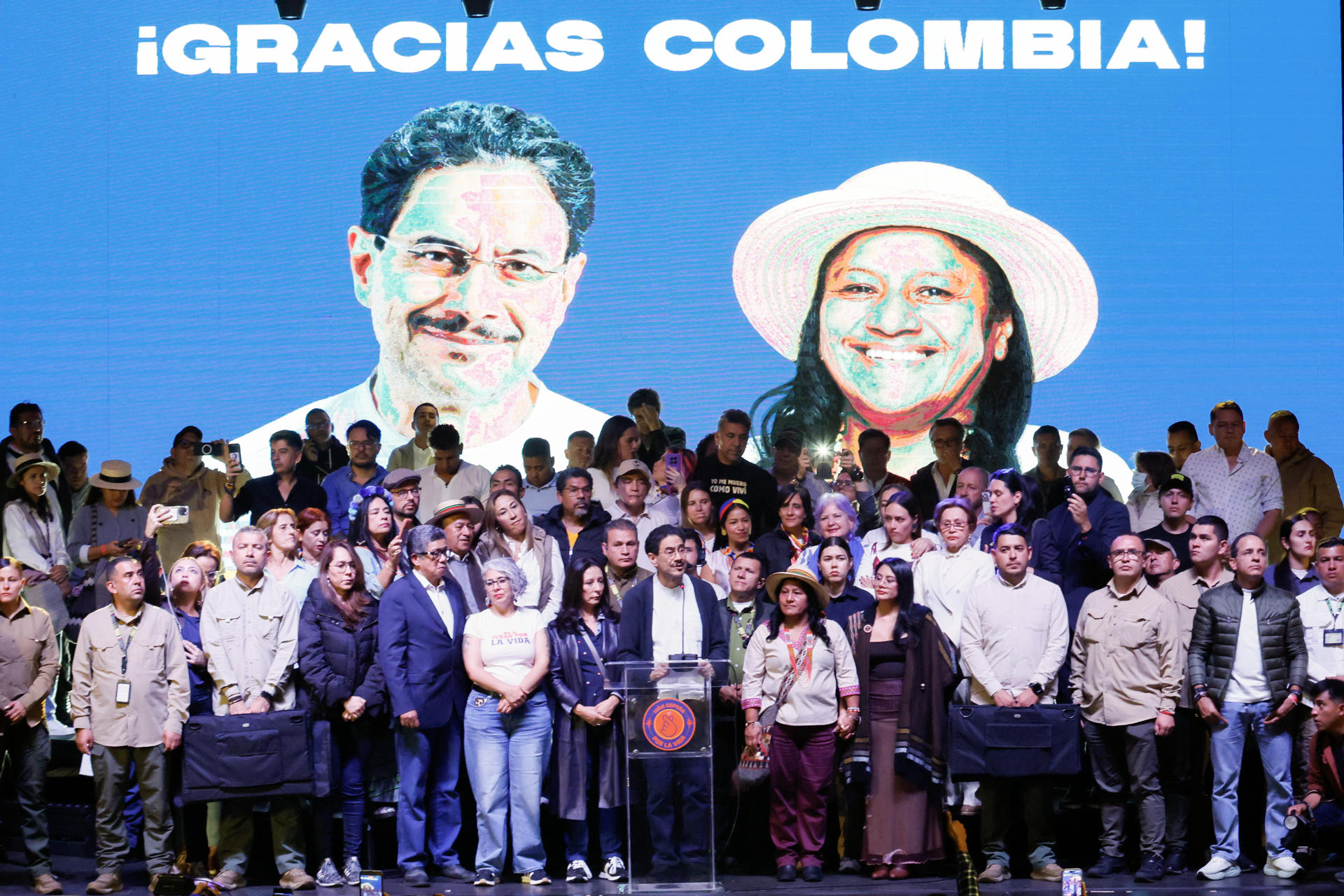 AME3160. BOGOTÁ (COLOMBIA), 21/06/2026.- El candidato a la Presidencia de Colombia, el izquierdista Iván Cepeda (c), pronuncia un discurso este domingo, luego de conocer el conteo preliminar que le da una ventaja al ultraderechista Abelardo de la Espriella en la segunda vuelta, en Bogotá (Colombia). EFE/ Carlos Ortega
