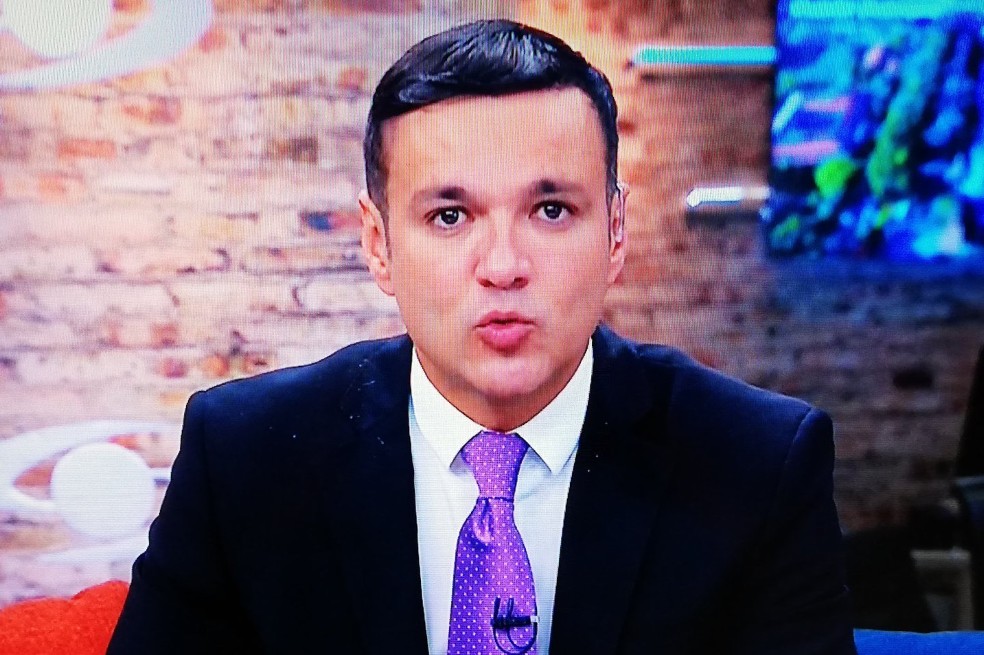 El presentador de Noticias Caracol se refirió a las críticas que le hicieron en redes sociales por su nuevo 'look'.