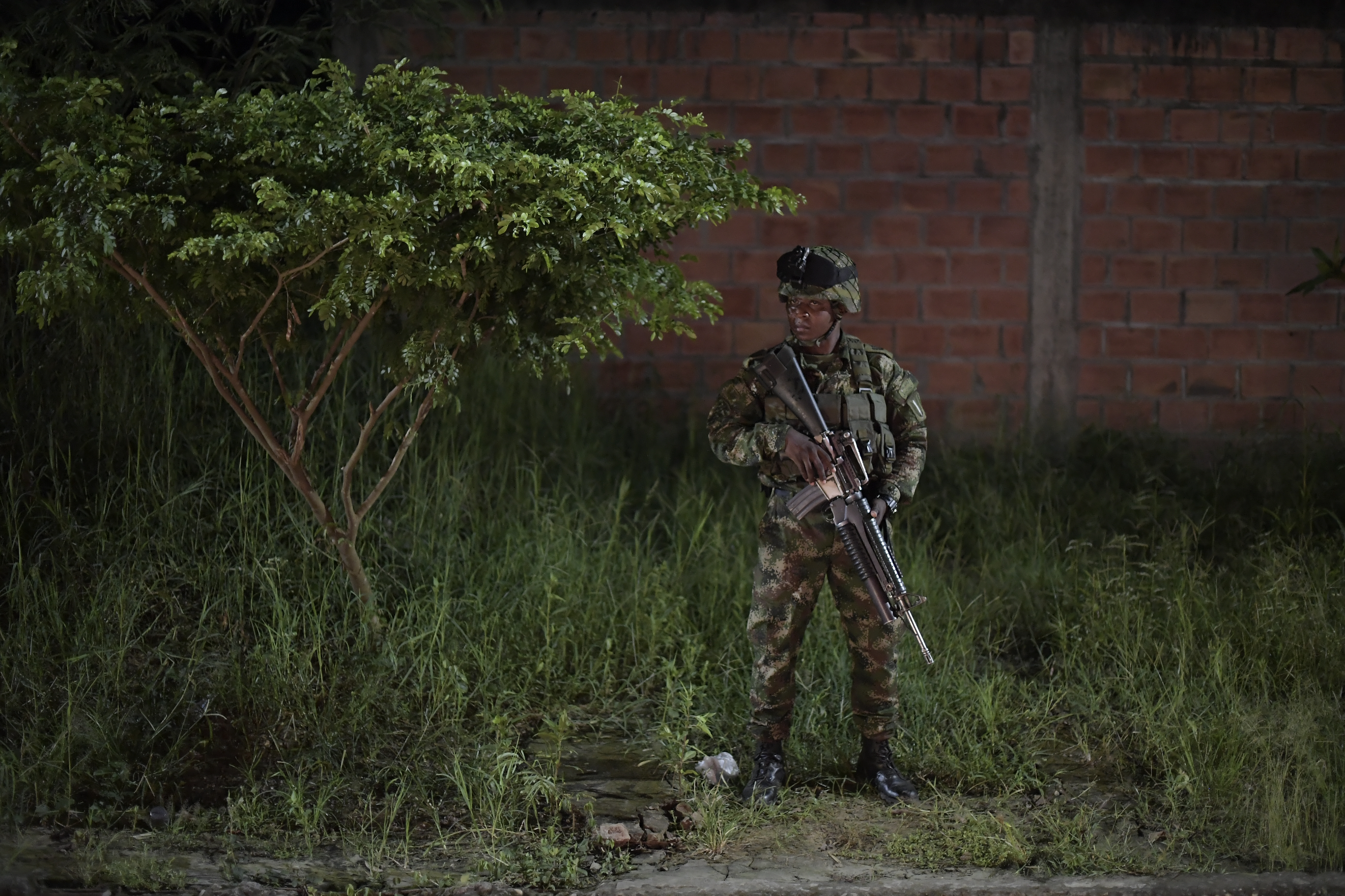 Ejército nacional verifica el lugar donde el presidente Gustavo Petro realizará el diálogo social en Arauca.