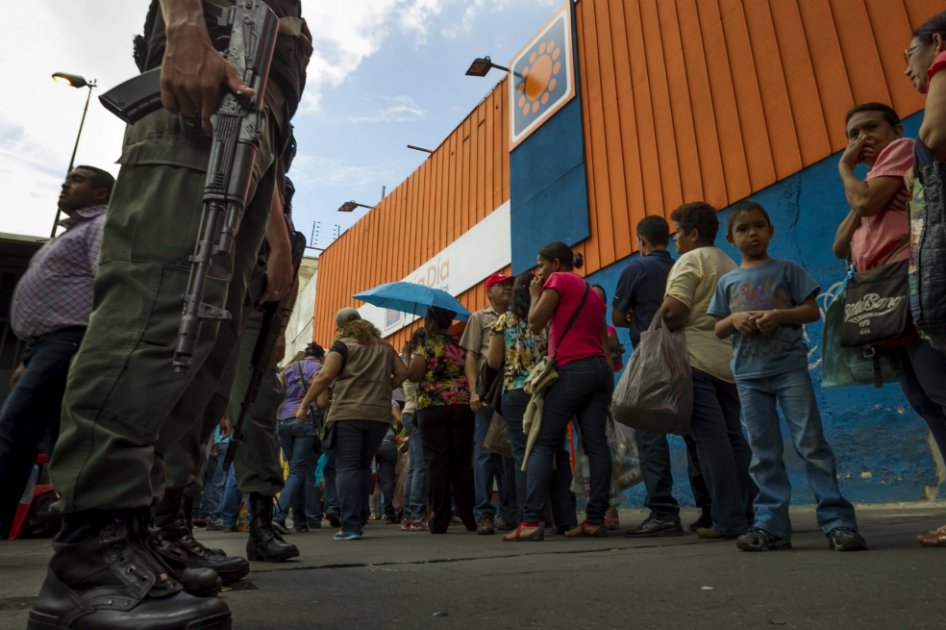 Conformarán ‘comandos militares’ para agilizar colas en comercios venezolanos