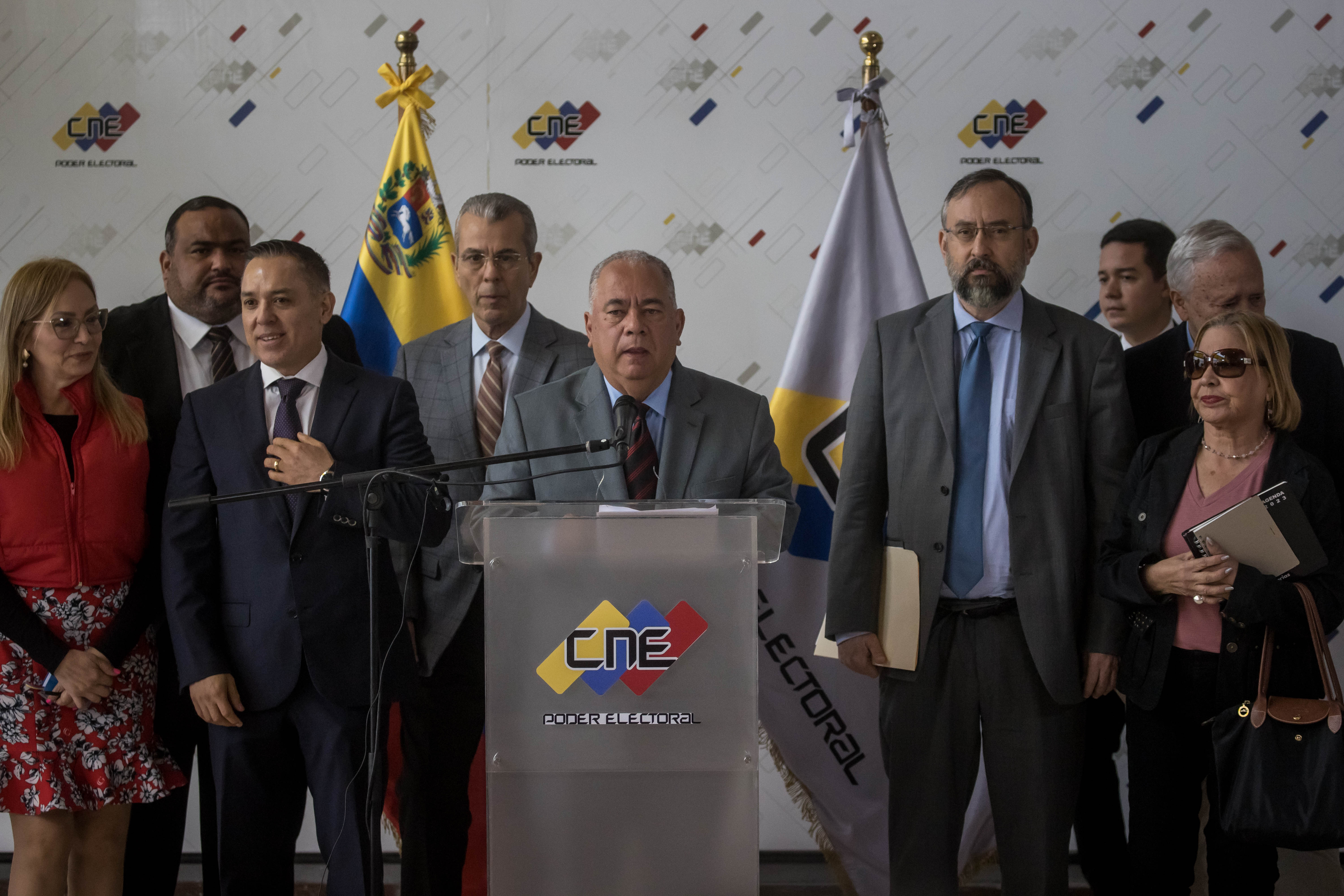 CARACAS (VENEZUELA), 25/09/2023.- El presidente del Consejo Nacional Electoral (CNE) de Venezuela, Elvis Amoroso (c), y el presidente de la Comisión Nacional de Primarias, Jesús María Casal (c-d), ofrecen una rueda de prensa hoy, en Caracas (Venezuela). El presidente del Consejo Nacional Electoral (CNE) de Venezuela, Elvis Amoroso, anunció este lunes que instalará una comisión mixta, junto a representantes de la oposición, para discutir la asistencia técnica que prestará la institución en las primarias del 22 de octubre, en las que se definirá el abanderado del antichavismo para las presidenciales de 2024. EFE/ Miguel Gutiérrez