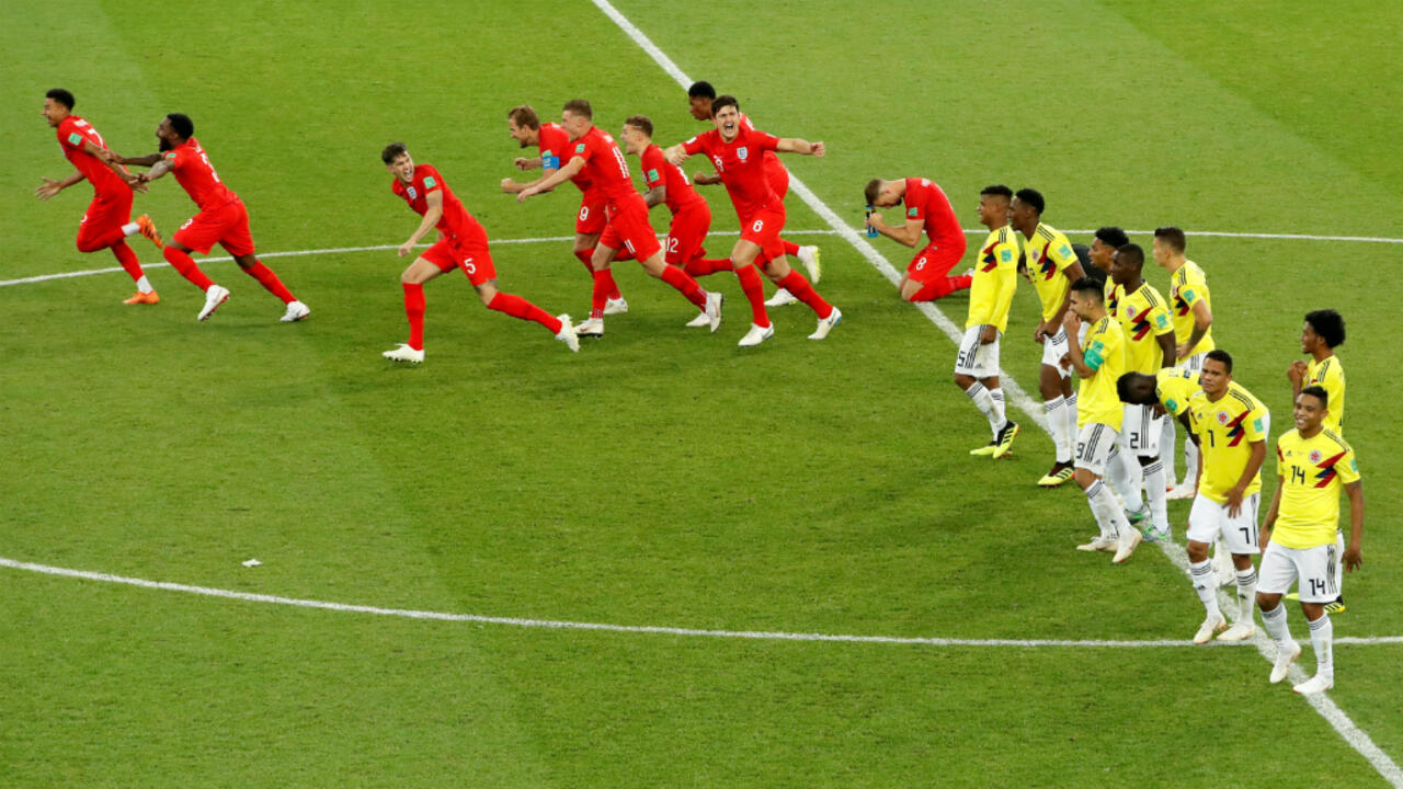 Los ingleses celebran el último penal y su clasificación a cuartos de final del mundial de Rusia 2018.