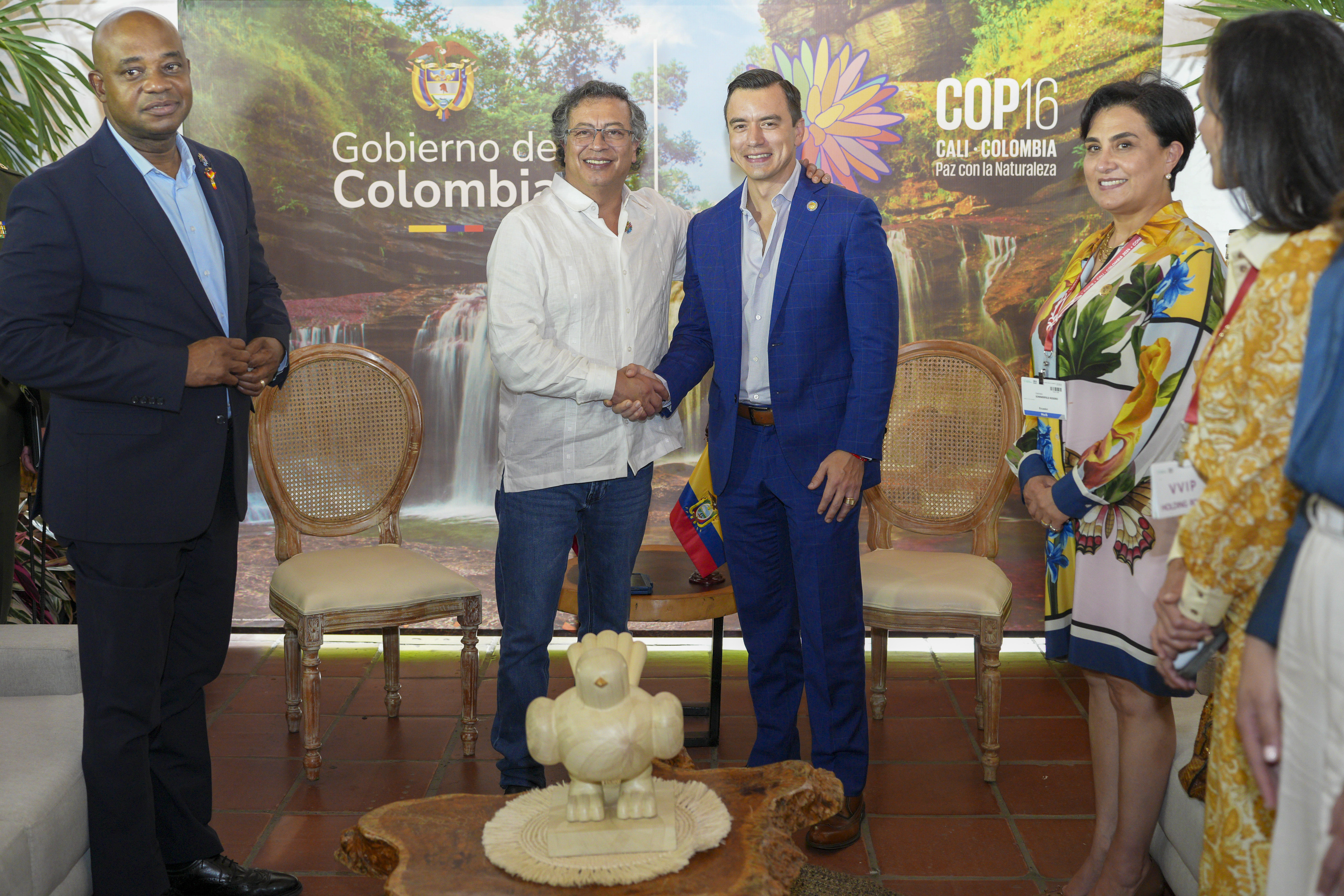 Gobierno analiza reanudación de venta de energía a Ecuador tras cita Petro-Noboa