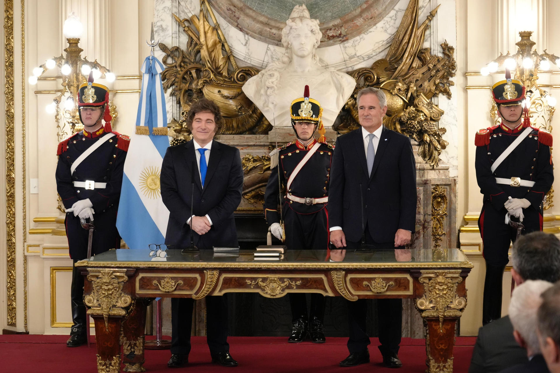 AME2790. BUENOS AIRES (ARGENTINA), 28/10/2025.- Fotografía cedida por la Presidencia de Argentina de su mandatario, Javier Milei (i), y el nuevo ministro de Relaciones Exteriores, Pablo Quirno, posando durante un acto de Gobierno este martes, en Buenos Aires (Argentina). Pablo Quirno asumió como nuevo ministro de Relaciones Exteriores del Gobierno de Javier Milei, en un momento clave de la cada vez más estrecha relación con los Estados Unidos. EFE/ Presidencia de Argentina /SOLO USO EDITORIAL NO VENTAS /SOLO DISPONIBLE PARA ILUSTRAR LA NOTICIA QUE ACOMPAÑA (CRÉDITO OBLIGATORIO)