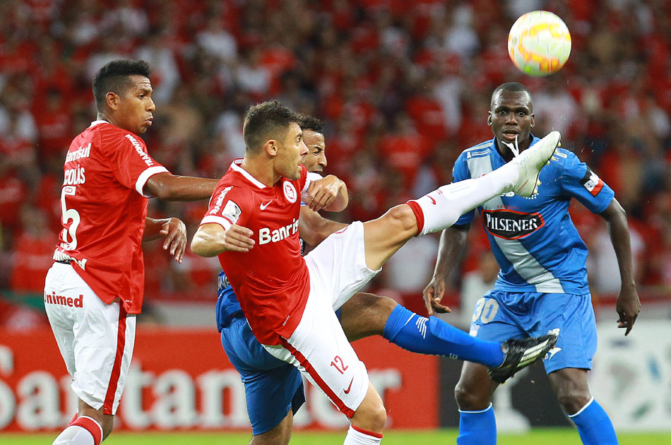 Inter remontó y superó a Emelec en Porto Alegre