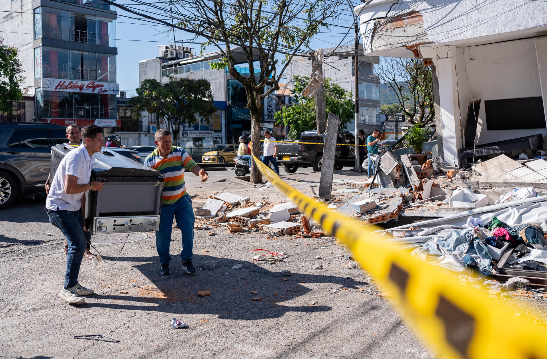 AME7878. PEREIRA (COLOMBIA), 10/08/2026.- Personas retiran una nevera de una vivienda afectada luego de un terremoto de magnitud 7,4 este lunes, en Pereira (Colombia). "Desde hoy a la seis de la tarde hemos decretado toque de queda hasta las cinco de la mañana para proteger el comercio de la ciudad. Este toque de queda será en el centro de Pereira, en la Comuna Universidad y en el subcentro Cuba", manifestó el alcalde de Pereira, Mauricio Salazar. EFE/ Leonardo Castañeda
