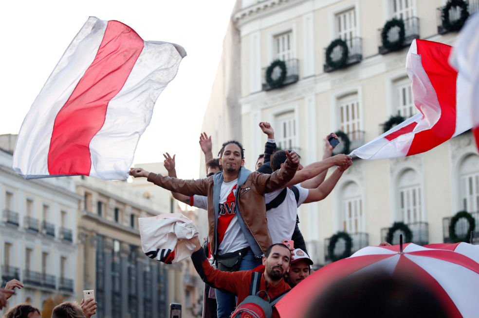 Pólvora y cánticos, los hinchas de River tiñeron de rojo y blanco a Madrid