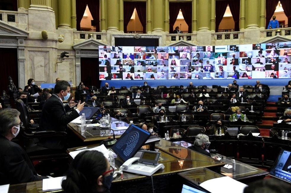 Exdiputado argentino recibe condena por besar el cuerpo de su novia en sesión virtual