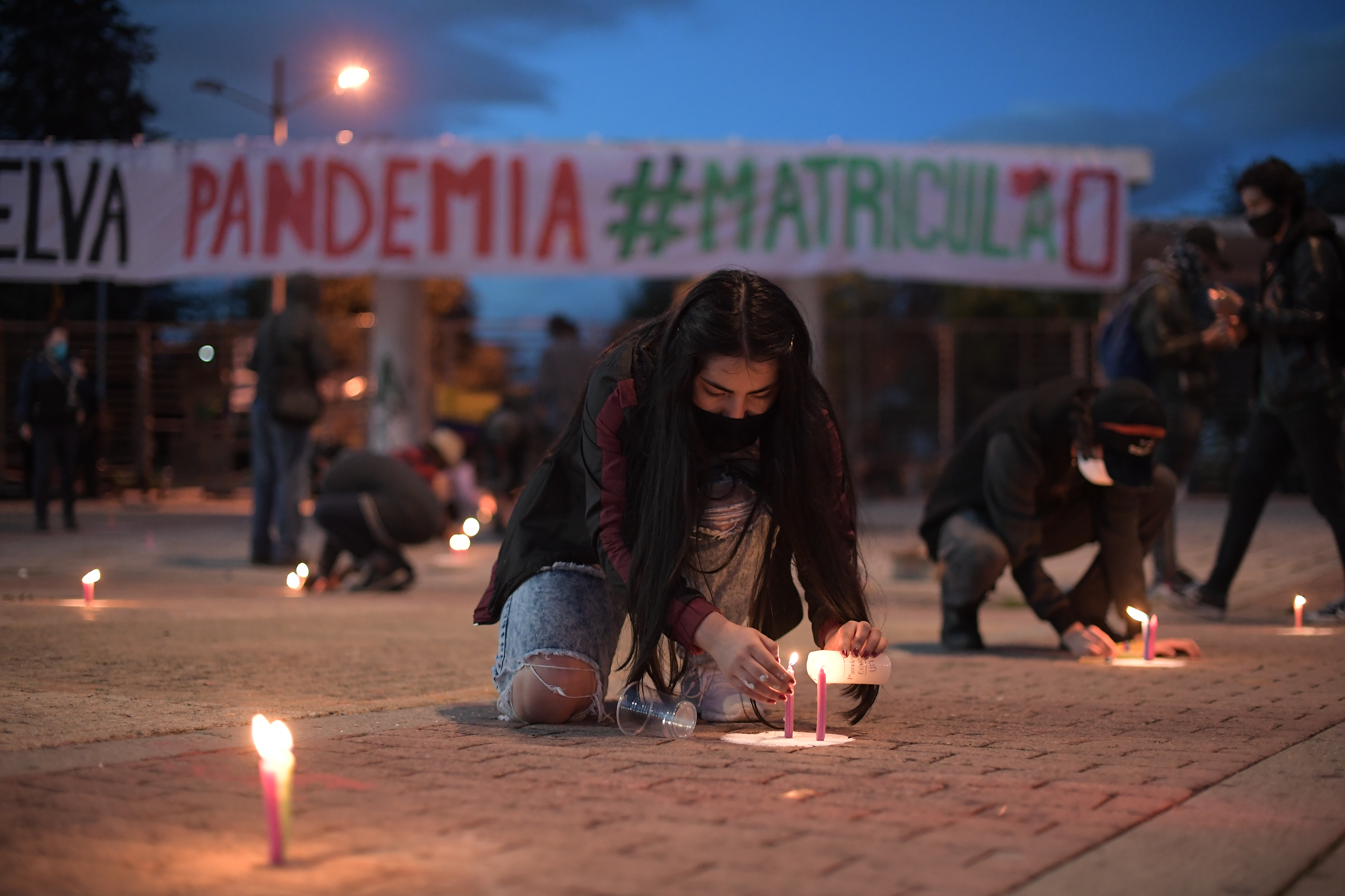 Estudiantes de la Universidad Nacional continúan con la “encadenatón” que adelantan desde inicios de semana para exigir matrícula cero durante el 2020 y el 2021. Para acompañar su protesta, los estudiantes realizaron una velatón, contemplando todas las medidas de bioseguridad por el Covid-19.