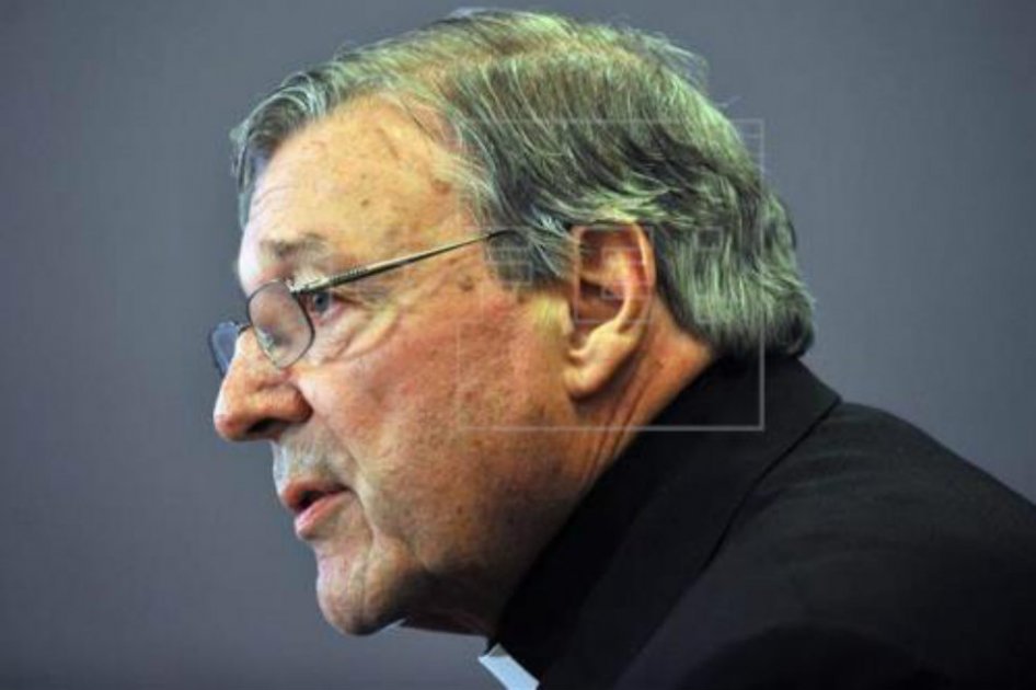 Cardenal Pell dice tener respaldo papal mientras declara en casos pederastia