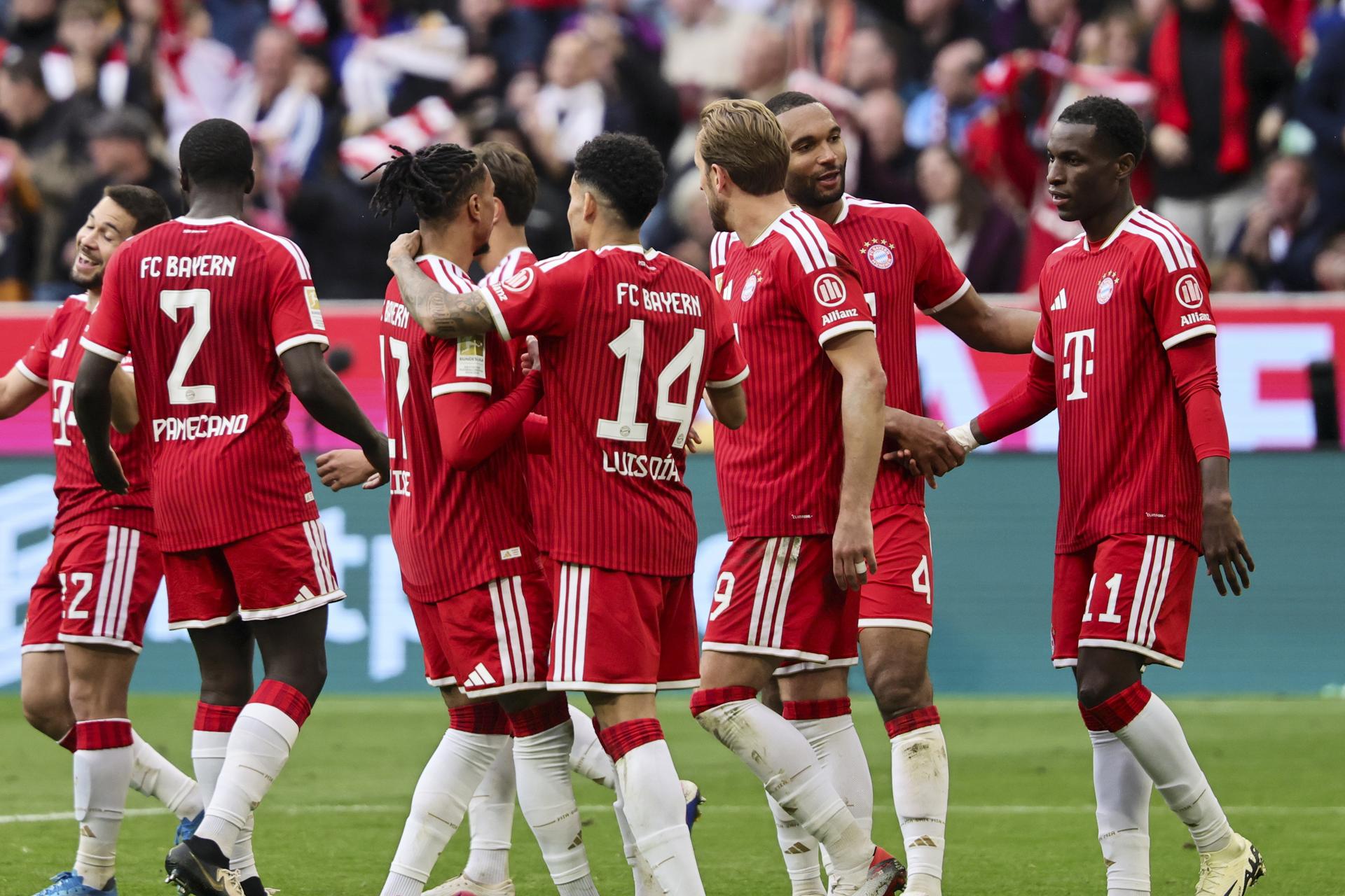MUNICH (Germany), 16/05/2026.- Nicolas Jackson of Munich (R) celebrates after scoring 5-1 goal during the German Bundesliga soccer match between Bayern Munich and 1. FC Cologne in Munich, Germany, 16 May 2026. (Alemania, Colonia) EFE/EPA/ANNA SZILAGYI CONDITIONS - ATTENTION: The DFL regulations prohibit any use of photographs as image sequences and/or quasi-video.
