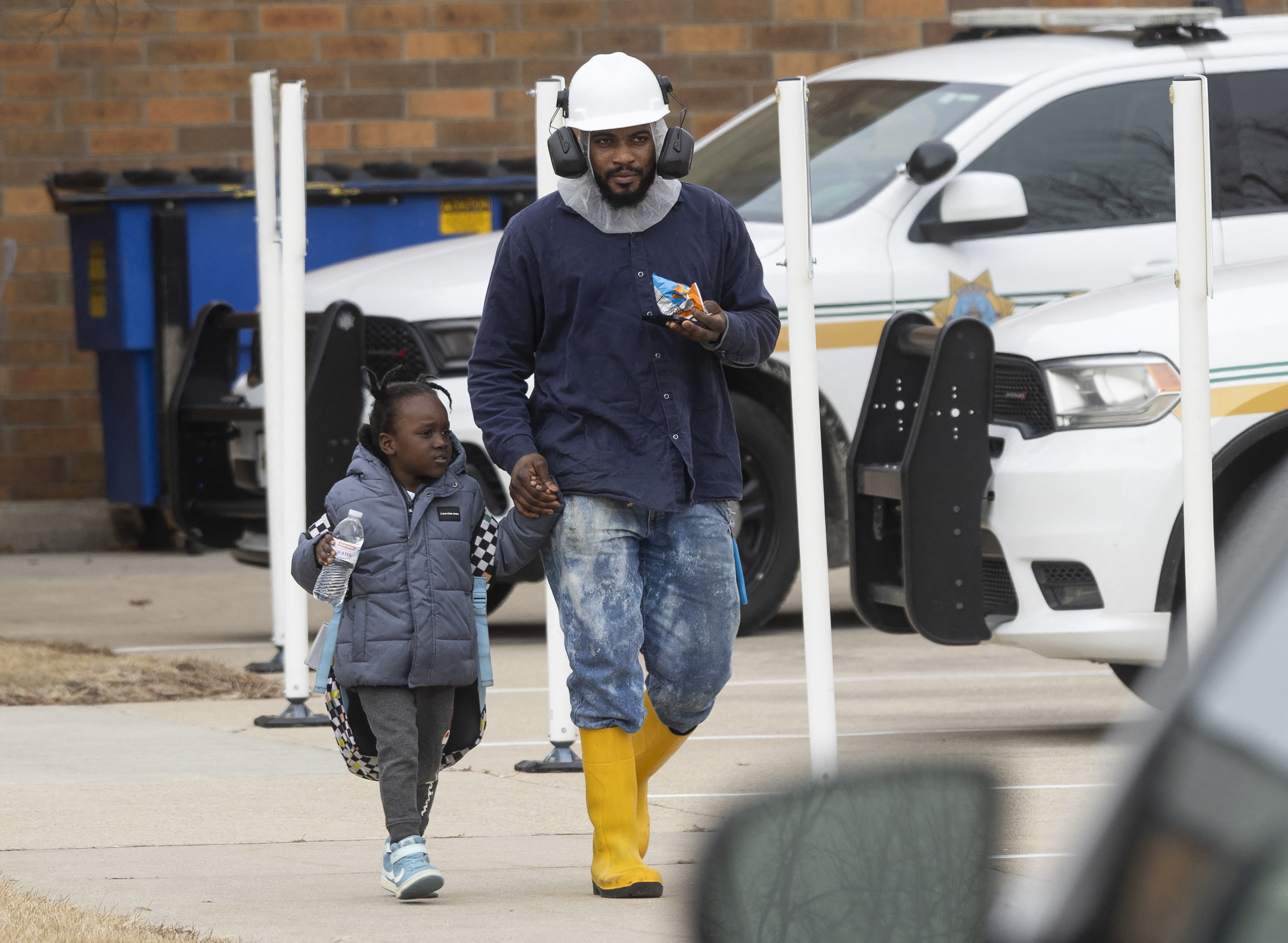 Un hombre recoge a su hijo en un centro de reunificación en el McCreary Community Building después de un tiroteo en el complejo Perry Middle and High School en Perry, Iowa, el 4 de enero de 2024. Un tiroteo el jueves en la escuela secundaria de Perry dejó "múltiples disparos "Víctimas", dijeron las autoridades locales, agregando que el incidente había terminado pero sin confirmar si alguien había muerto.