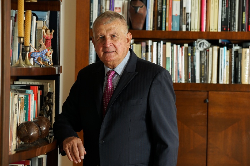Roberto Gil de Mares, un vendedor de historias
