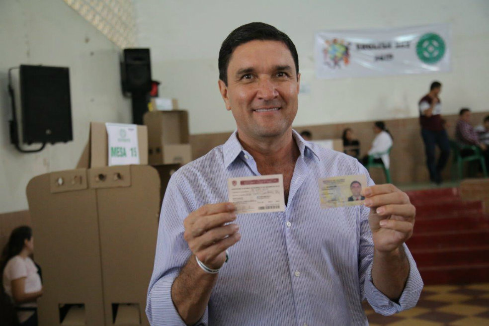 Siendo un hombre relativamente joven y una figura desconocida en la política local y tradicional de Bucaramanga, con este resultado se refuerza el quiebre de la maquinaria y la crisis de los partidos, al menos en una de las ciudades con mayor potencial electoral, siendo una de las que más votos aporta por la amplia participación de los votantes en las regionales. El desgaste de las organizaciones políticas quedó evidenciado en los apoyos que sacaron sus representantes. Claudia Lucero López, con más de 31.000 votos quedó de cuarta, pese a que contaba con los apoyos del Partido Liberal, la U y el Centro Democrático, entre otros. Mientras, Fredy Anaya, el candidato de los conservadores y Cambio Radical, quedó de tercero (37.000), y Jaime Andrés Beltrán, con Colombia Justa-Libres, segundo con poco más 40.000 votos.
