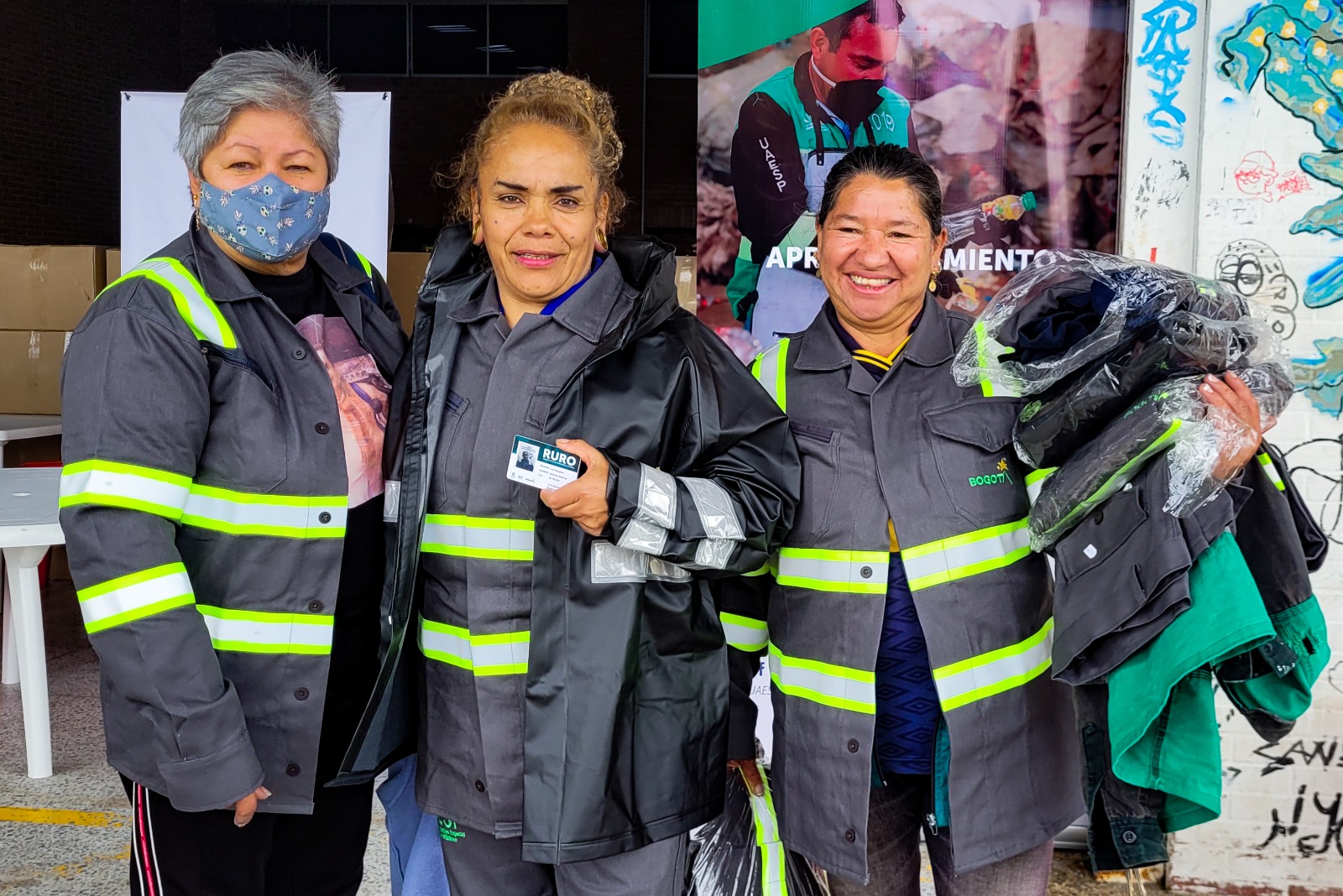 Distrito entrega más de 100 identificaciones y uniformes a recicladores de oficio