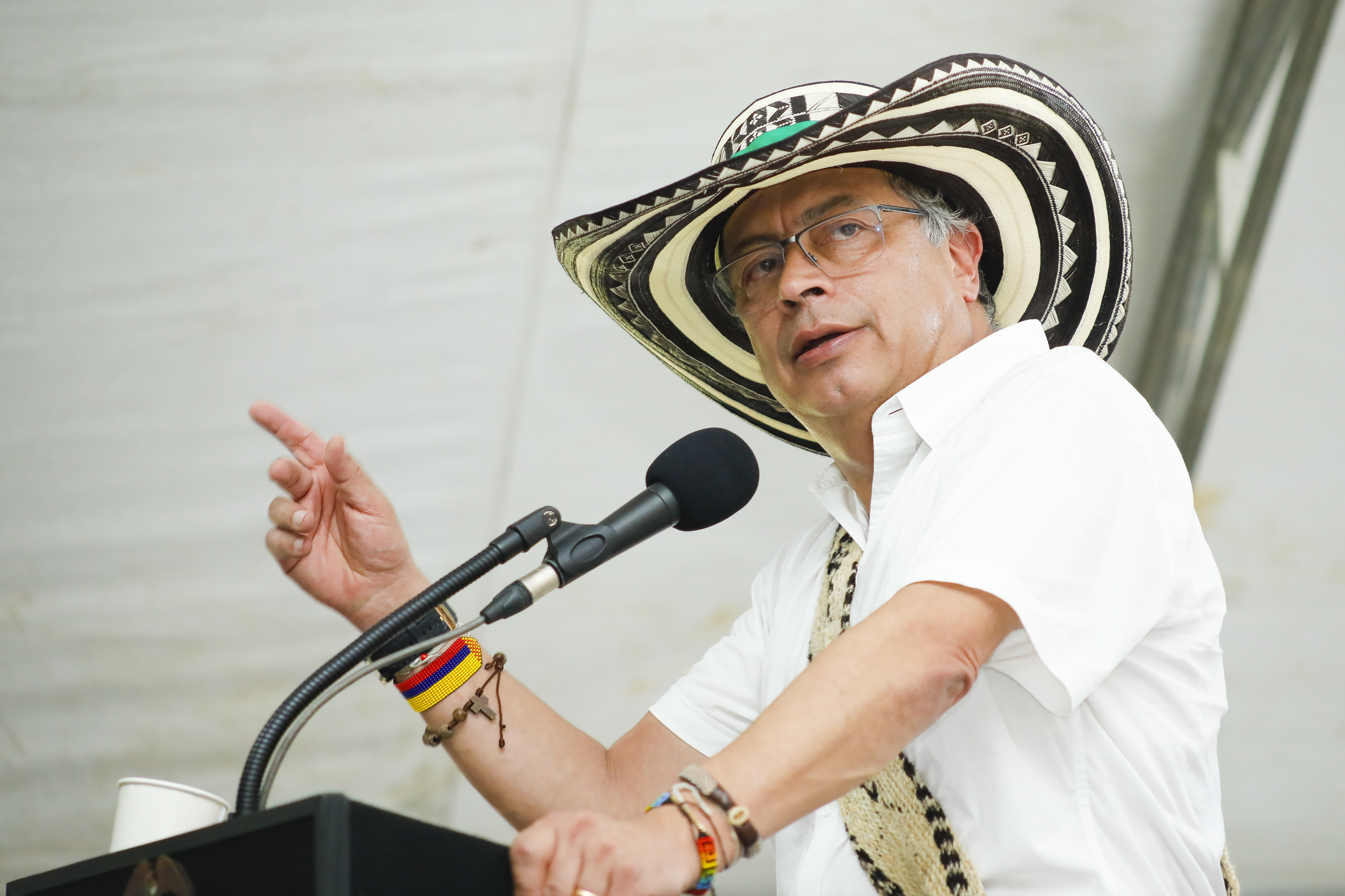 El presidente Gustavo Petro durante la entrega de 494 hectáreas de tierra fértil a 44 familias campesinas en Aguachica, 6 de junio de 2024.