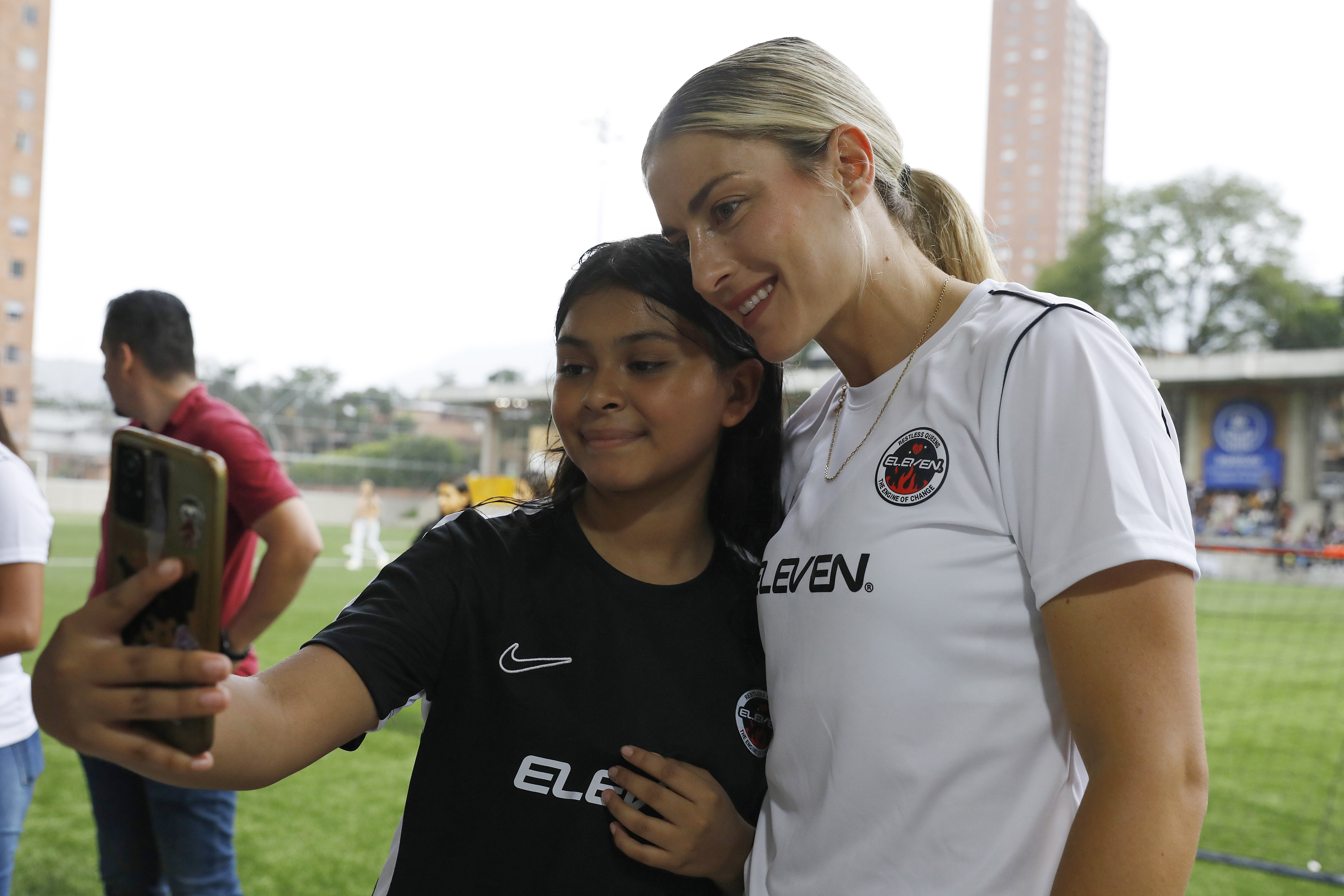 AME5279. ITAGÜÍ (COLOMBIA), 19/06/2024.- La futbolista del Barcelona Alexia Putellas posa con una seguidora en un acto este miércoles, en Itagüí (Colombia). Putellas a través de su fundación 'Eleven' y la alcaldía de Itagüí abrirán la primera academia de fútbol de la fundación. La futbolista Alexia Putellas, campeona del mundo con el seleccionado español y doble ganadora del Balón de Oro, inauguró hoy en el municipio colombiano de Itagüí la primera sede de su academia en Latinoamérica. EFE/Luis Eduardo Noriega Arboleda