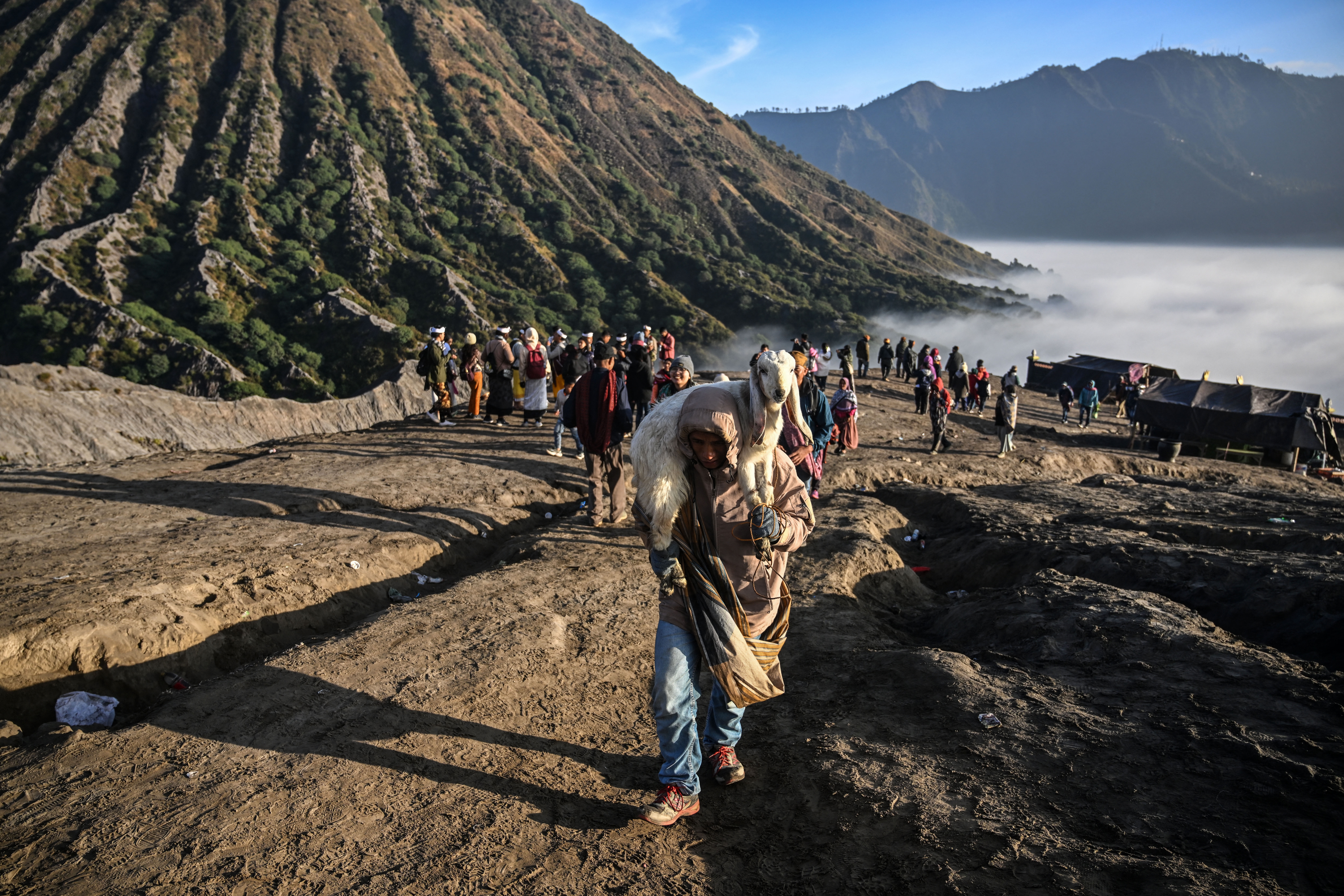 Miles de personas suben a cima de volcán activo en Indonesia para realizar ritual