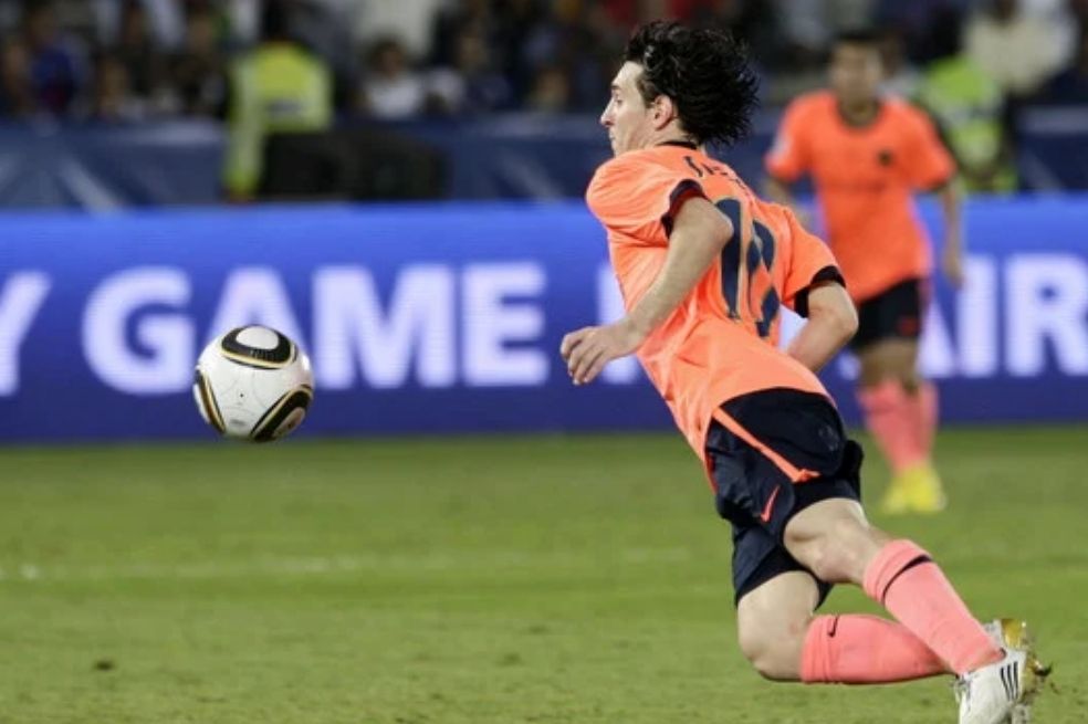 Para coronar un año de leyenda, Barcelona consiguió el primer 'sextete' de la historia del fútbol, con un histórico gol de pecho en la final del Mundial de Clubes contra Estudiantes de la Plata.