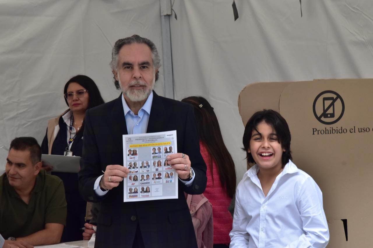 Armando Benedetti ejerció su derecho al voto en la mesa 1.