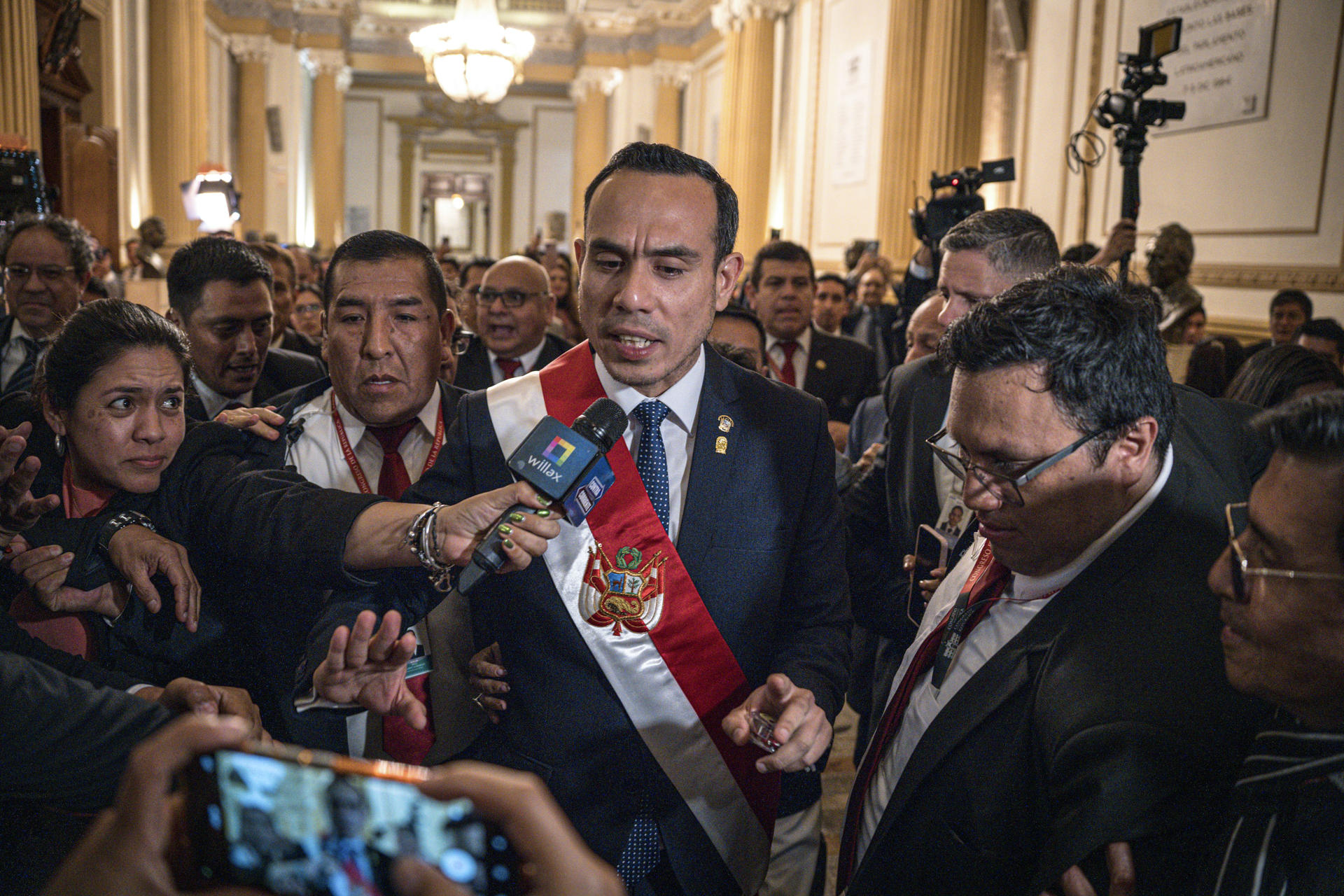 LIMA (PERÚ), 10/10/2025.- El presidente interino de Perú, José Jerí Oré se dirige a los medios tras jurar su cargo ante el Pleno del Congreso este jueves en Lima, (Perú). Jerí, prometió este viernes en su primer discurso en el cargo empezar a construir las bases de la reconciliación del país, que atraviesa "una crisis constante que parece no tener fin", tras haber destituido minutos antes a la presidenta Dina Boluarte de manera exprés y abrupta. EFE/ John Reyes Mejía