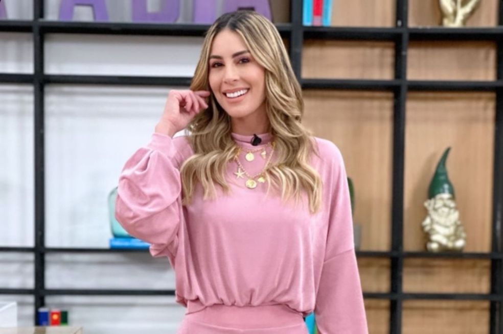 Video: Carolina Soto de ‘Día a Día’ se cayó en vivo y así reaccionó
