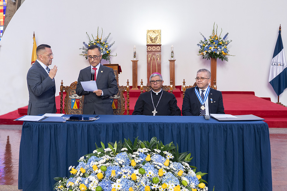 Este relevo en la rectoría simboliza no solo la continuidad de un proyecto educativo, sino la renovación de un compromiso compartido.
