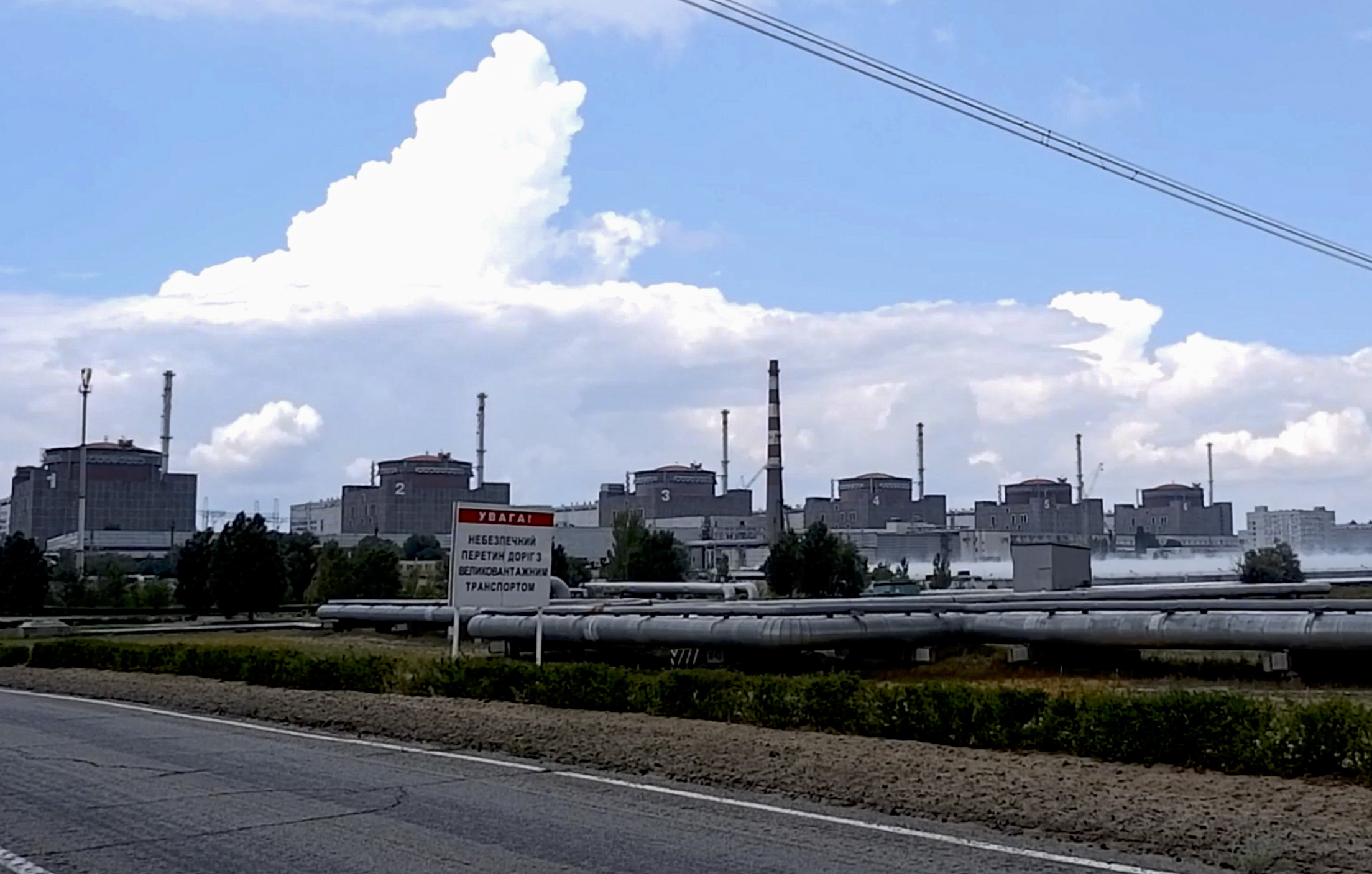 Enerhodar (Ukraine), 07/08/2022.- A still image taken a handout video provided by the Russian Defence Ministry's press service shows a general view of the Zaporizhzhia Nuclear Power Station (ZNPP) in Enerhodar, southeastern Ukraine, 07 August 2022. The administration of Russian-controlled Enerhodar said that Ukrainian forces "launched a strike using a 220-mm Uragan MLRS rocket" towards the ZNPP and that it had "managed to open up and release fragmentation submunitions" while approaching, whereas Ukrainian state-owned plant operator Energatom stated that the Russian forces on 06 August "fired rockets at the site of the Zaporizhzhya nuclear power plant and the city of Energodar" hitting next to the ZNPP's facility where spent nuclear fuel is stored. Zaporizhzhia NPP with six power units is the largest nuclear power plant in Europe and was seized by Russian forces early in March 2022. Russian troops on 24 February entered Ukrainian territory, starting an armed conflict that has provoked destruction and a humanitarian crisis. (Incendio, Abierto, Rusia, Ucrania) EFE/EPA/RUSSIAN EMERGENCIES MINISTRY HANDOUT HANDOUT EDITORIAL USE ONLY/NO SALES