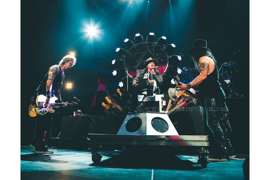 Axl Rose ofrece concierto en la silla de Dave Grohl