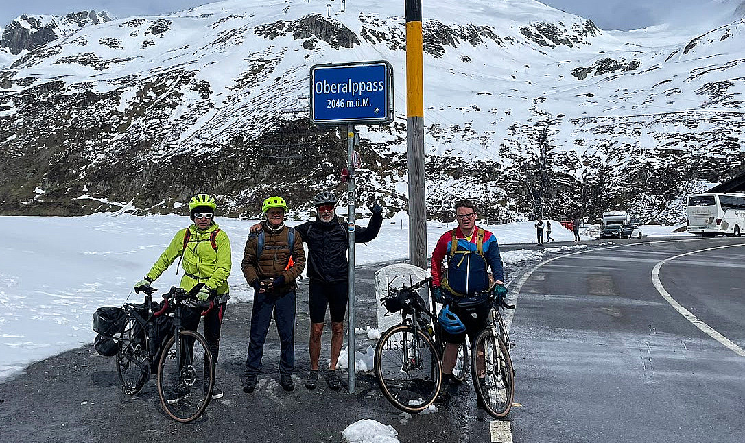 De izquierda a derecha, Alejandro, Felipe, Iván y Flo, luego de coronar en bicicleta el puerto de Oberlap, a 2.044 metros de altura, en Los Alpes suizos.