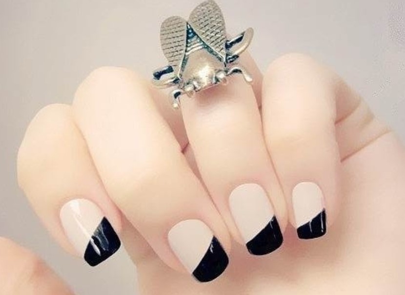 Las uñas con media luna son un estilo clásico que nunca pasa de moda.