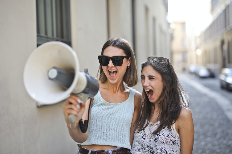 Libra:
Para Libra es irresistible llevarse bien con todas las personas que conoce. Gracias a esto, los Libra suelen ser el alma de la fiesta y personas muy populares que llaman la atención sin esforzarse mucho.
Aunque no necesiten hacer bastante para ser el centro, las personas nacidas bajo este signo adoran que les den atención. Así que necesitan constantemente que les hagan saber que están haciendo las cosas bien y recibir elogios por sus logros.