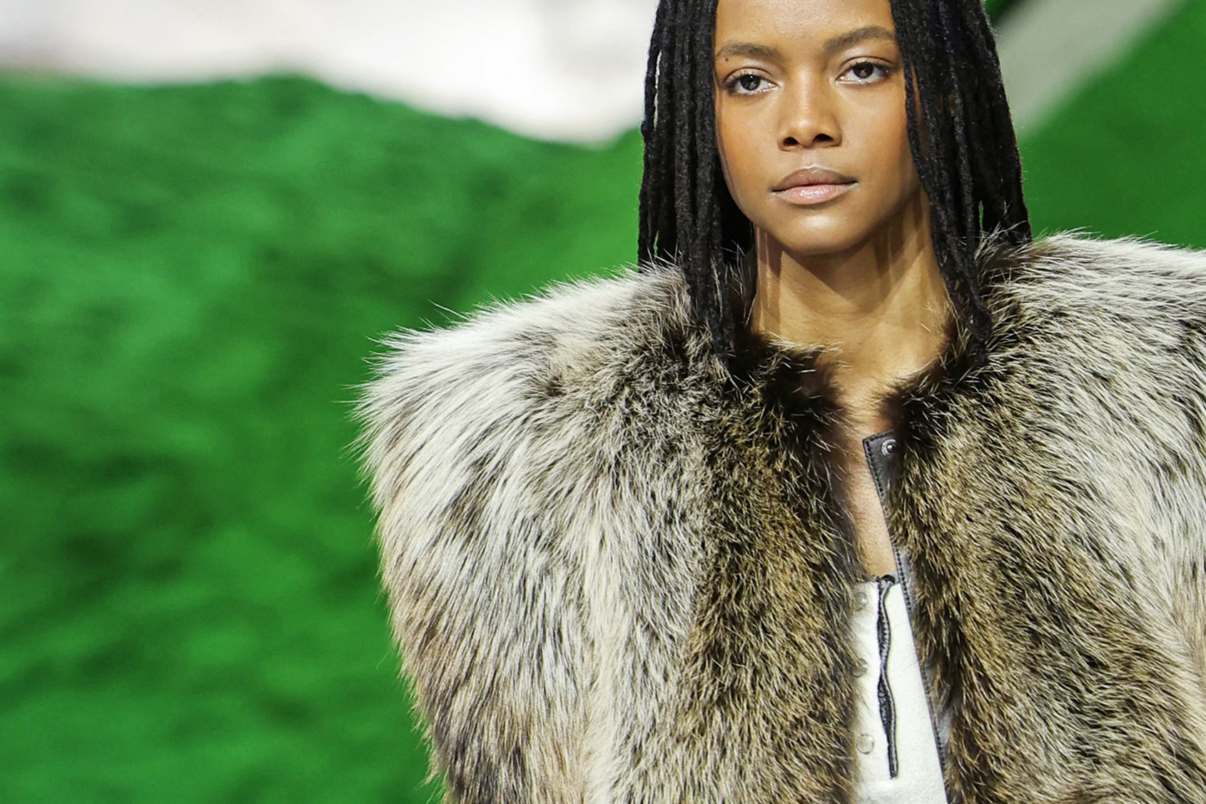 Texturas de pelo, estructuras rígidas y hombros marcados hicieron parte de una propuesta en la que Louis Vuitton combinó volumen, abrigo y referencias de folclore universal.