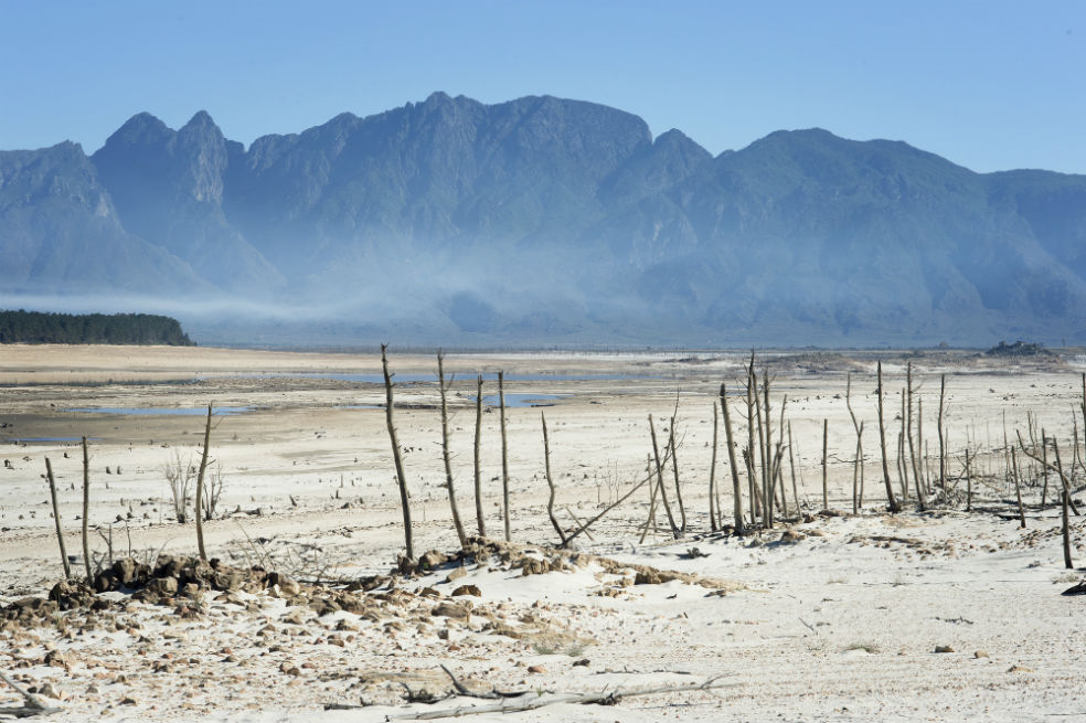 Theewaterskloof es la principal reserva de agua de Ciudad del Cabo y hace 100 años no vivía una sequía como la que experimenta actualmente. / AFP - Rodger Bosch