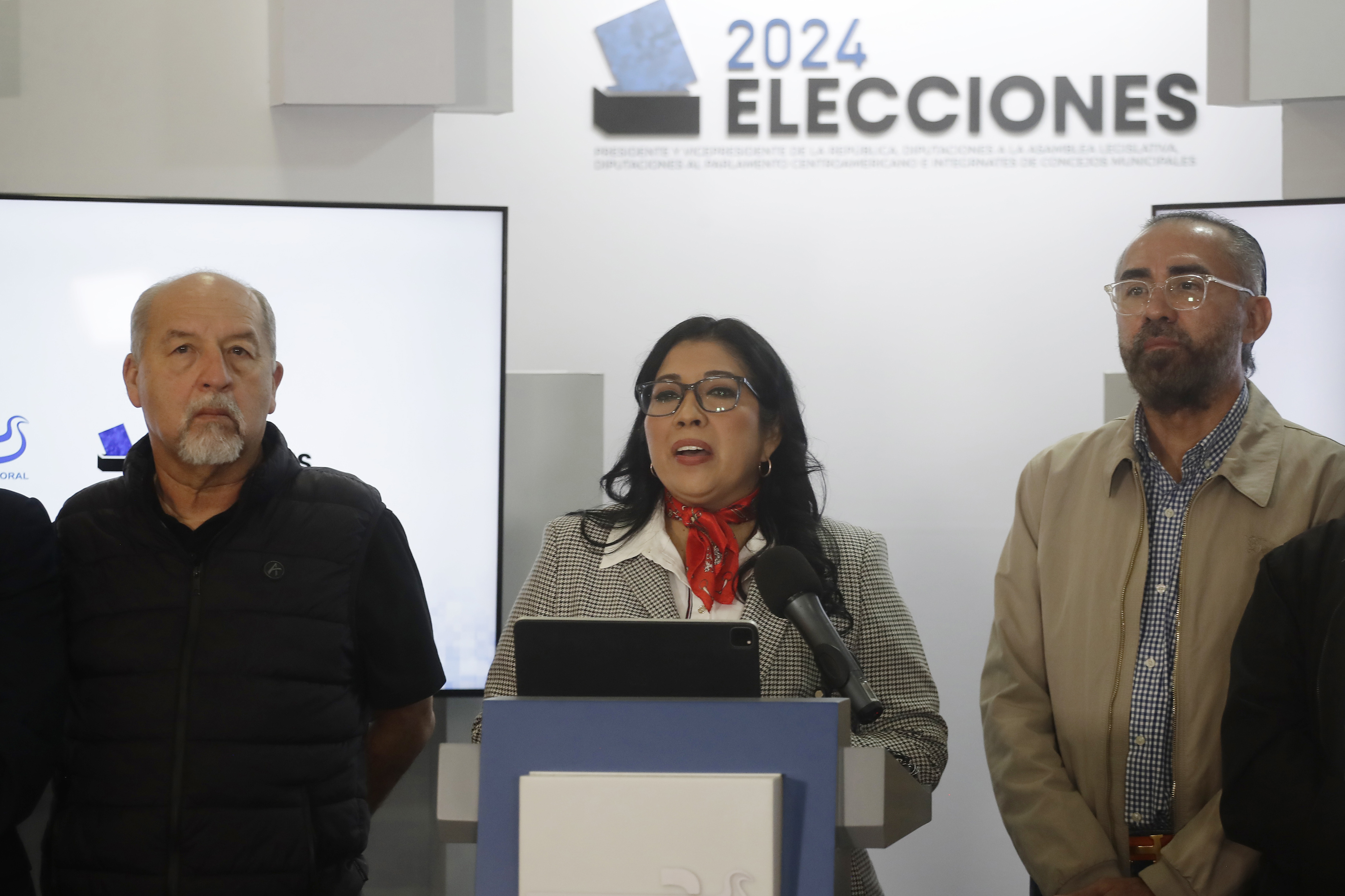 AME7738. SAN SALVADOR (EL SALVADOR), 09/02/2024.- Los magistrados del Tribunal Supremo Electoral (TSE) Guillermo Wellman (i), Dora Esmeralda Martínez (c) y Noel Orellana participan en una conferencia de prensa hoy, en San Salvador (El Salvador). El TSE de El Salvador declaró este viernes a Nayib Bukele, del partido oficialista Nuevas Ideas (NI), como ganador de los comicios presidenciales del pasado 4 de febrero al oficializar los resultados del escrutinio final, que le dieron al actual mandatario un 82,66 % de respaldo electoral. EFE/ Rodrigo Sura