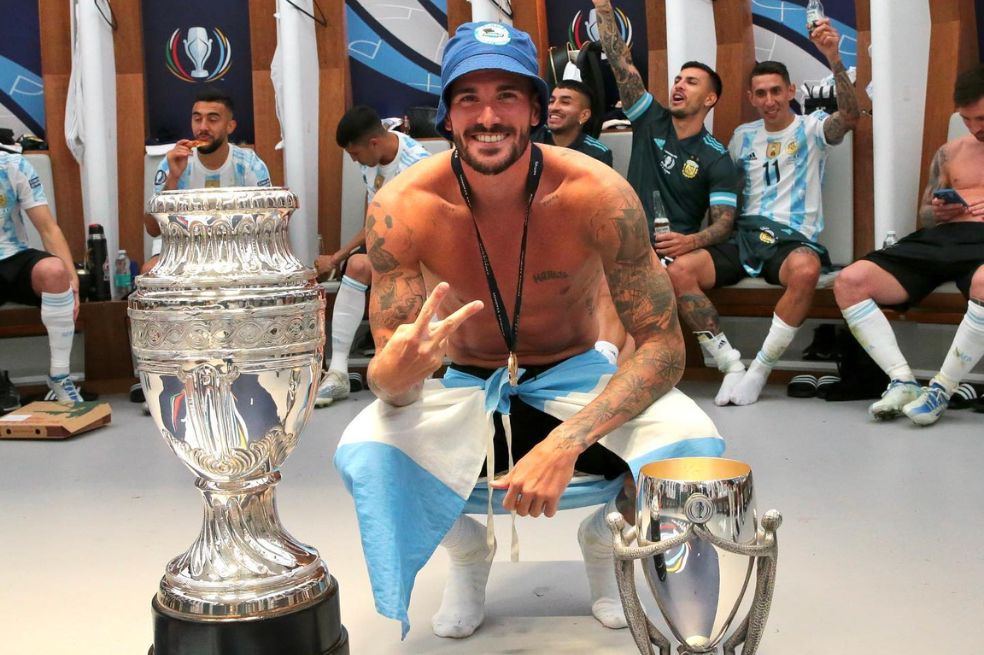 El futbolista argentino, Rodrigo De Paul, y novio de la cantante Tini, sigue sonando después de la final del mundial de Qatar por ser el más lindo del torneo.