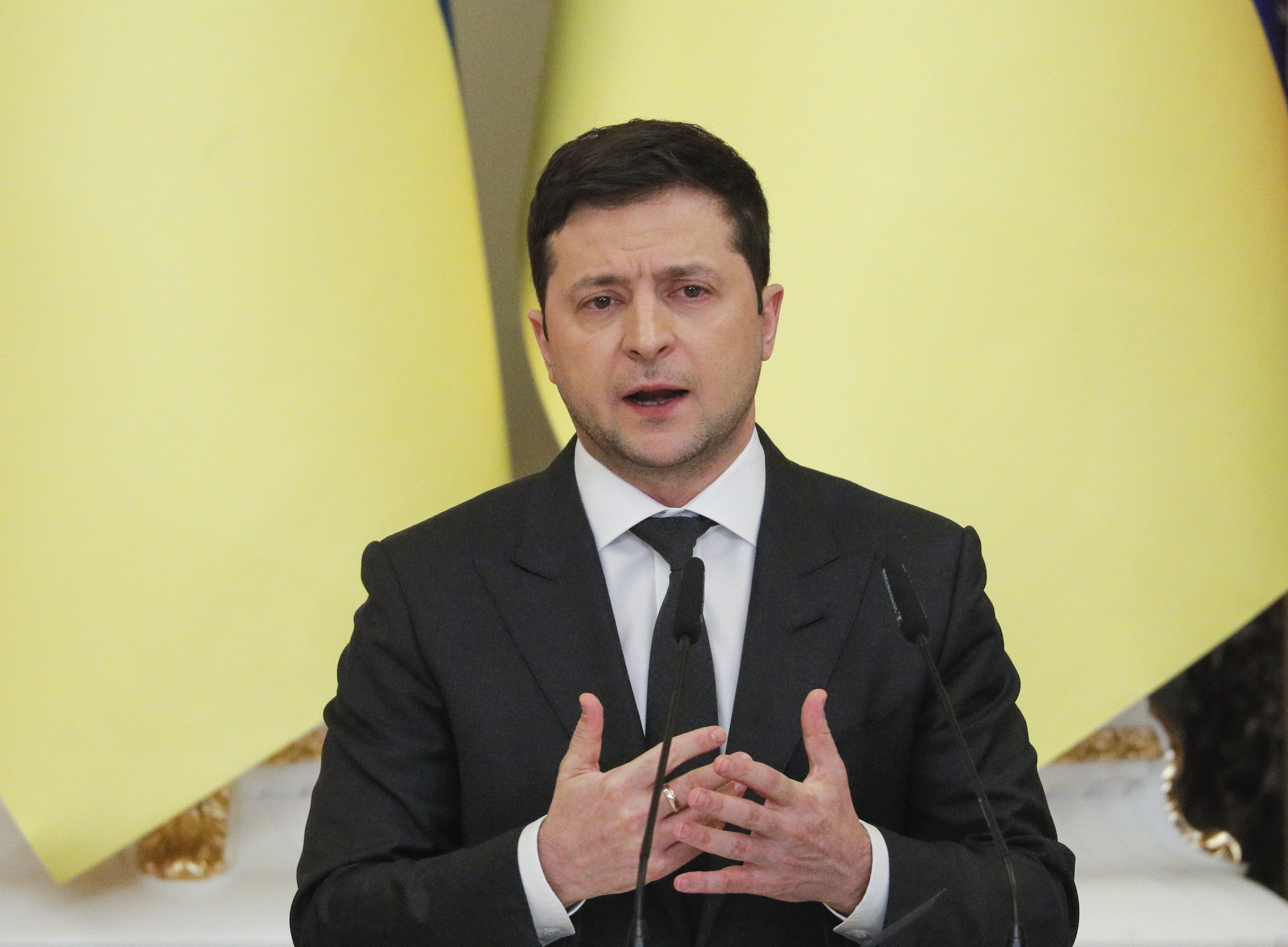 El presidente de Ucrania, Volodimir Zelenski, impone ley marcial en el país