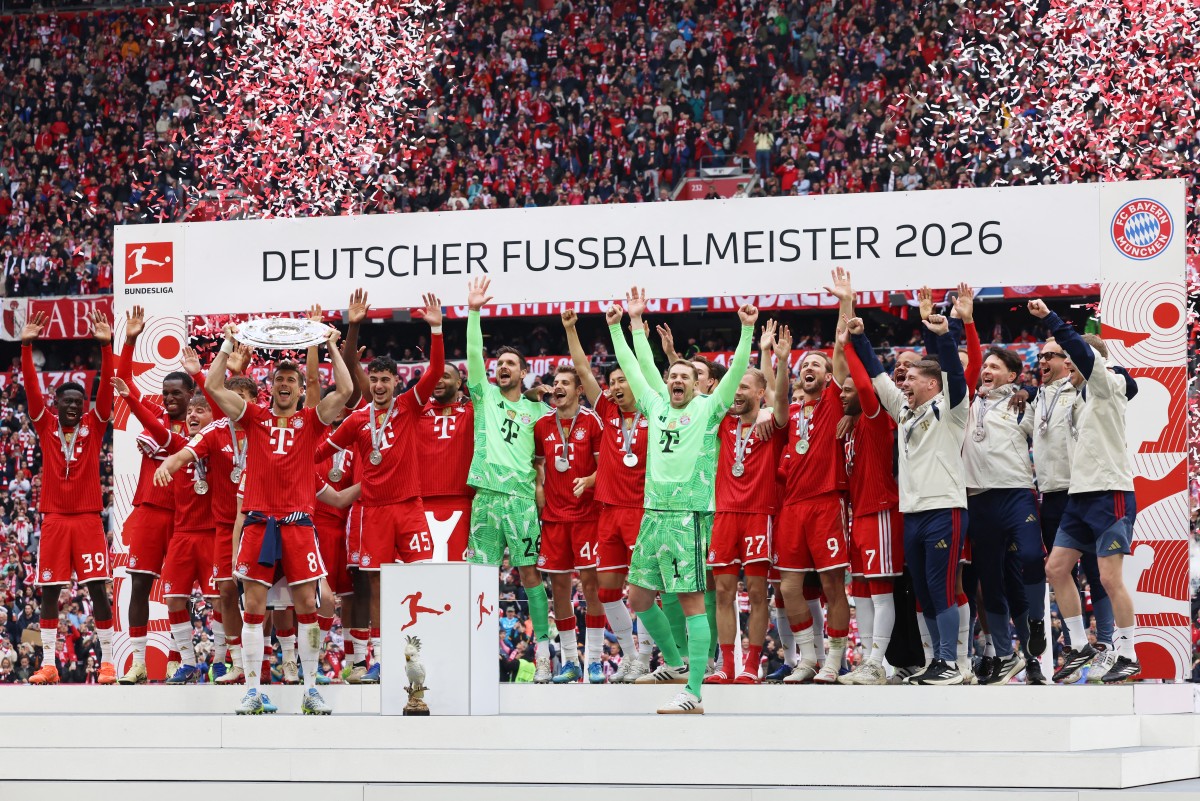 FC Bayern Munich players celebrate as Bayern Munich's German midfielder #08 Leon Goretzka (4th L) raises the trophy after the German first division Bundesliga football match between FC Bayern Munich and FC Cologne in Munich, southern Germany, on May 16, 2026. (Photo by Alexandra BEIER / AFP) / DFL REGULATIONS PROHIBIT ANY USE OF PHOTOGRAPHS AS IMAGE SEQUENCES AND/OR QUASI-VIDEO