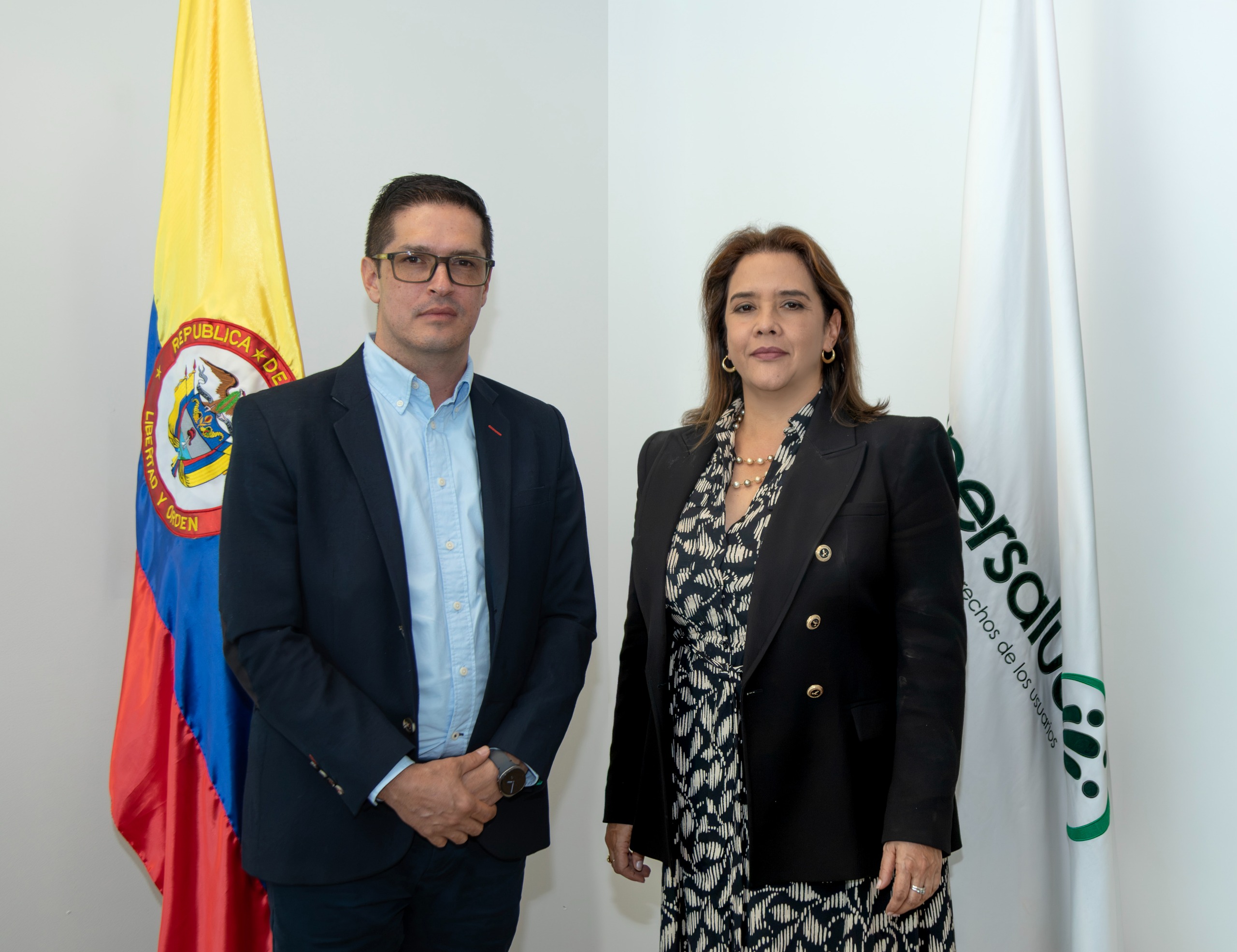El nuevo interventor junto con la Supersalud, María Andrea Godoy.