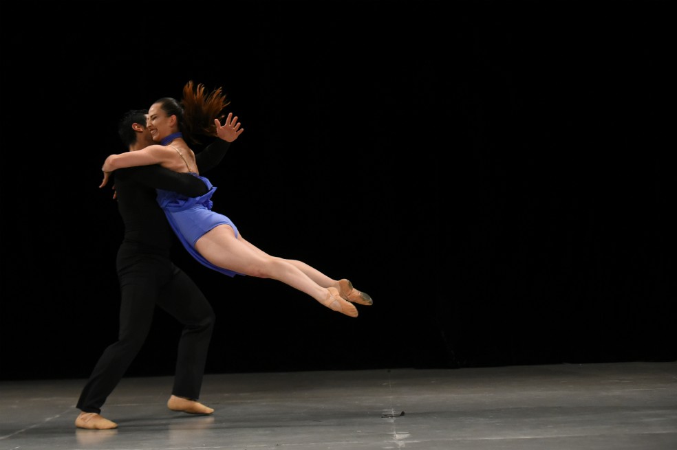 Los bailarines María Paula Suárez y Hollman Serrato, oro en Dúo Lyrical Jazz profesionales.Bailar en Colombia es resistir. Resistir a una voz interna que a veces dice “no más, hasta aquí llegaste”. Es resistir, porque es engañar al cuerpo contra la fuerza de gravedad. Es resistir a un discurso que nos dice que lo mejor siempre está por fuera del país. Es resistir a ciertos dolores, a las desilusiones y a la falta de espacios para la danza. Es resistir, porque llegar con siete oros después de que le rechazaran al maestro una beca para poder viajar a competir, también es una forma de resistencia.El maestro Otálora muchas veces usa una metáfora para hablar de este proyecto dancístico. El de un barco. Un barco en el que nos hemos montado algunos, se han bajado otros y unos cuantos, como él, planean no dejarlo nunca.