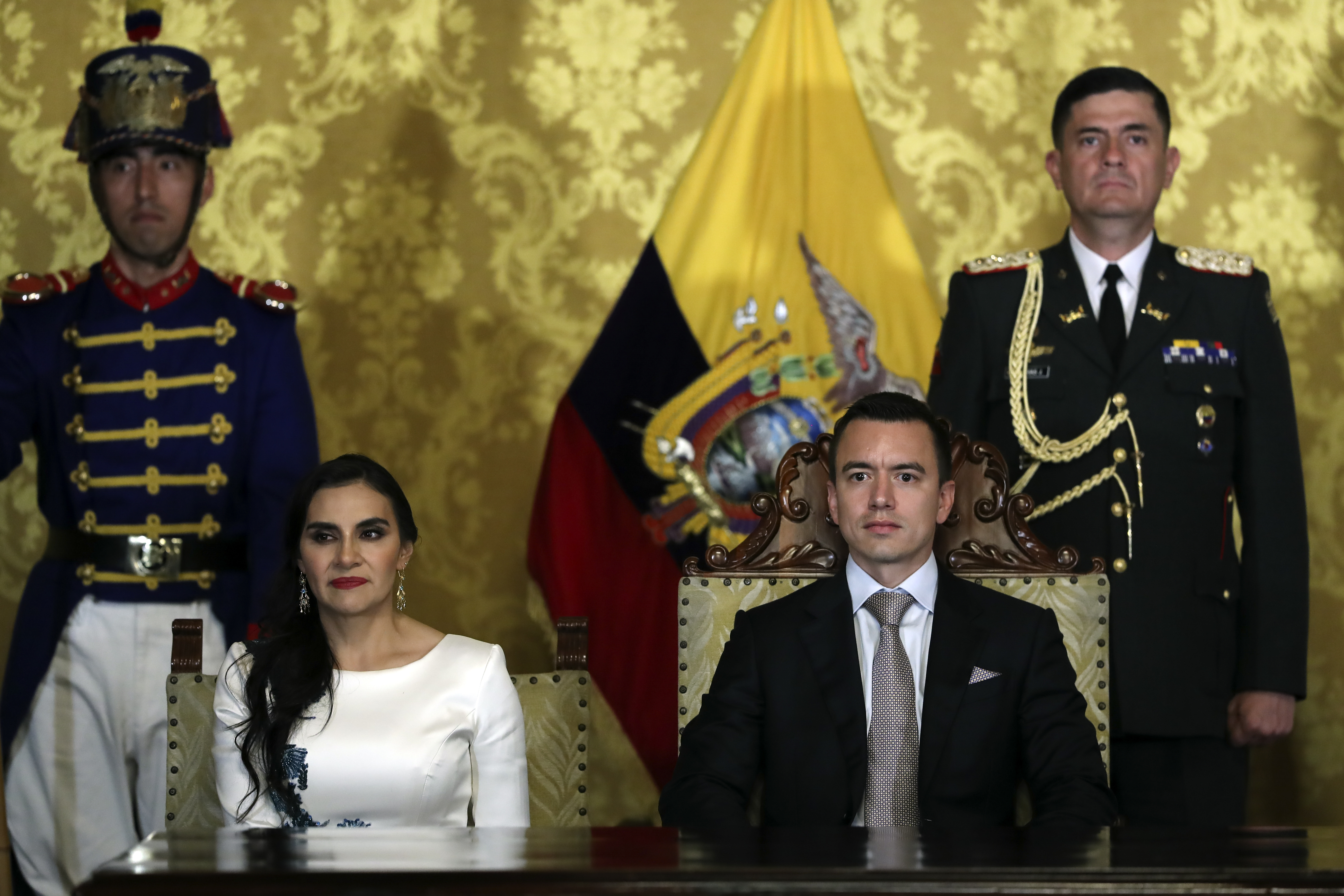 AME9365. QUITO (ECUADOR), 13/08/2024.- Fotografía de archivo del 23 de noviembre de 2023 del presidente de Ecuador, Daniel Noboa (d), junto a la vicepresidenta, Verónica Abad (i), en un acto protocolario en el Palacio de Carondeletale en Quito (Ecuador). La denuncia de la vicepresidenta de Ecuador, Verónica Abad, contra el presidente, Daniel Noboa, por presunta violencia política de género agudizó el pulso político que mantienen desde que comenzó la campaña electoral para la segunda vuelta de las elecciones de 2023, y ocurre en un momento clave con miras a los comicios de 2025. Este lunes trascendió que la también embajadora en Israel interpuso la denuncia ante el Tribunal Contencioso Electoral (TCE), institución que, en una accidentada sesión, removió el lunes a su presidente, Fernando Muñoz, y designó a Ivonne Coloma como su sucesora. EFE/ José Jácome