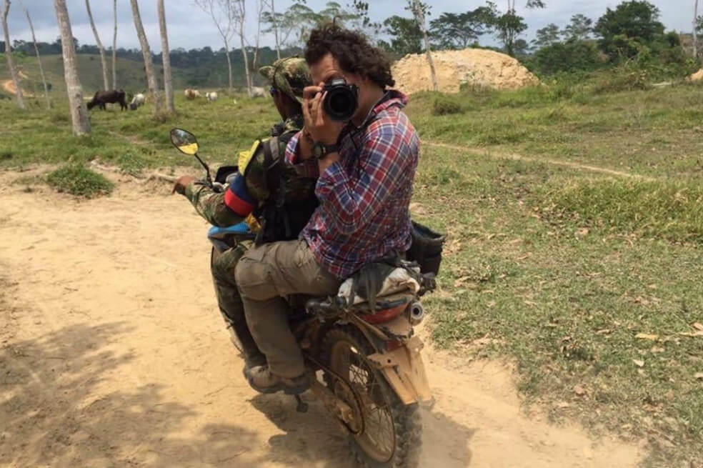 Periodista que se ve en una de las fotos publicadas por María F. Cabal no es Nicholas Casey