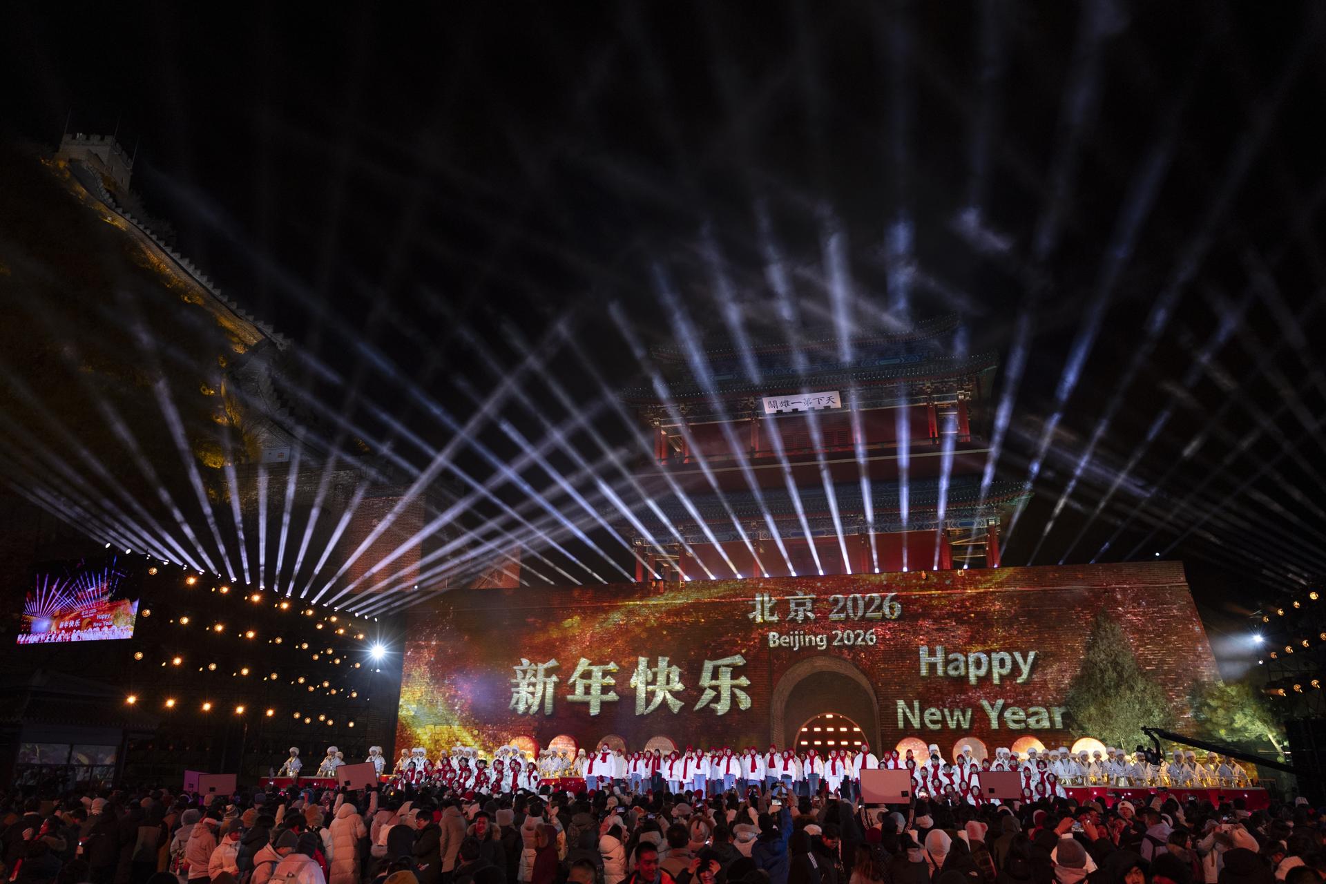 BEIJING (China), 31/12/2025.- Performers play drums on the stage during the New Year's 2026 countdown celebration at the Great Wall in Juyongguan, Beijing, China, 01 January 2026. EFE/EPA/ANDRES MARTINEZ CASARES