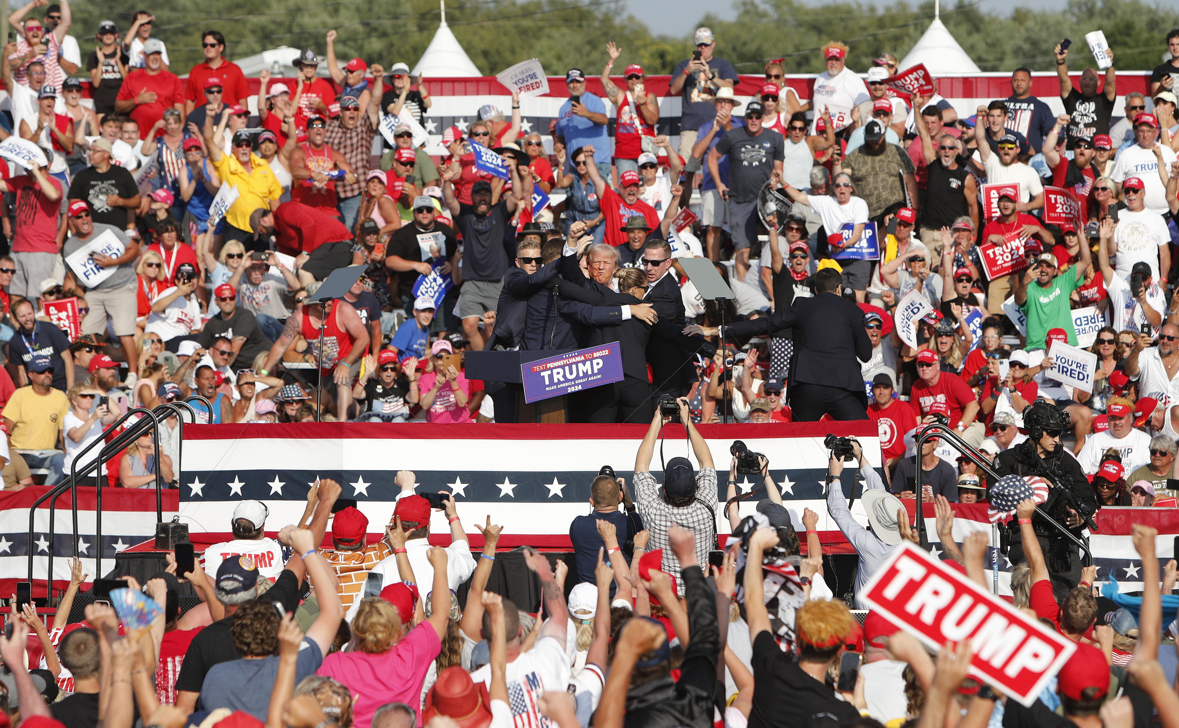 -FOTODELDÍA- EA7130. BUTLER (ESTADOS UNIDOS), 13/07/2024.- El ex presidente estadounidense Donald Trump es sacado del escenario por el Servicio Secreto tras un incidente durante un mitin de campaña este sábado, en el Butler Farm Show Inc. en Butler, Pensilvania (Estados Unidos). El tiroteo en el mitin del expresidente Donald Trump (2017-2021) está siendo investigado como un intento de asesinato, según informaciones publicadas en medios citando a información proporcionada por las fuerzas de seguridad. EFE/EPA/DAVID MAXWELL